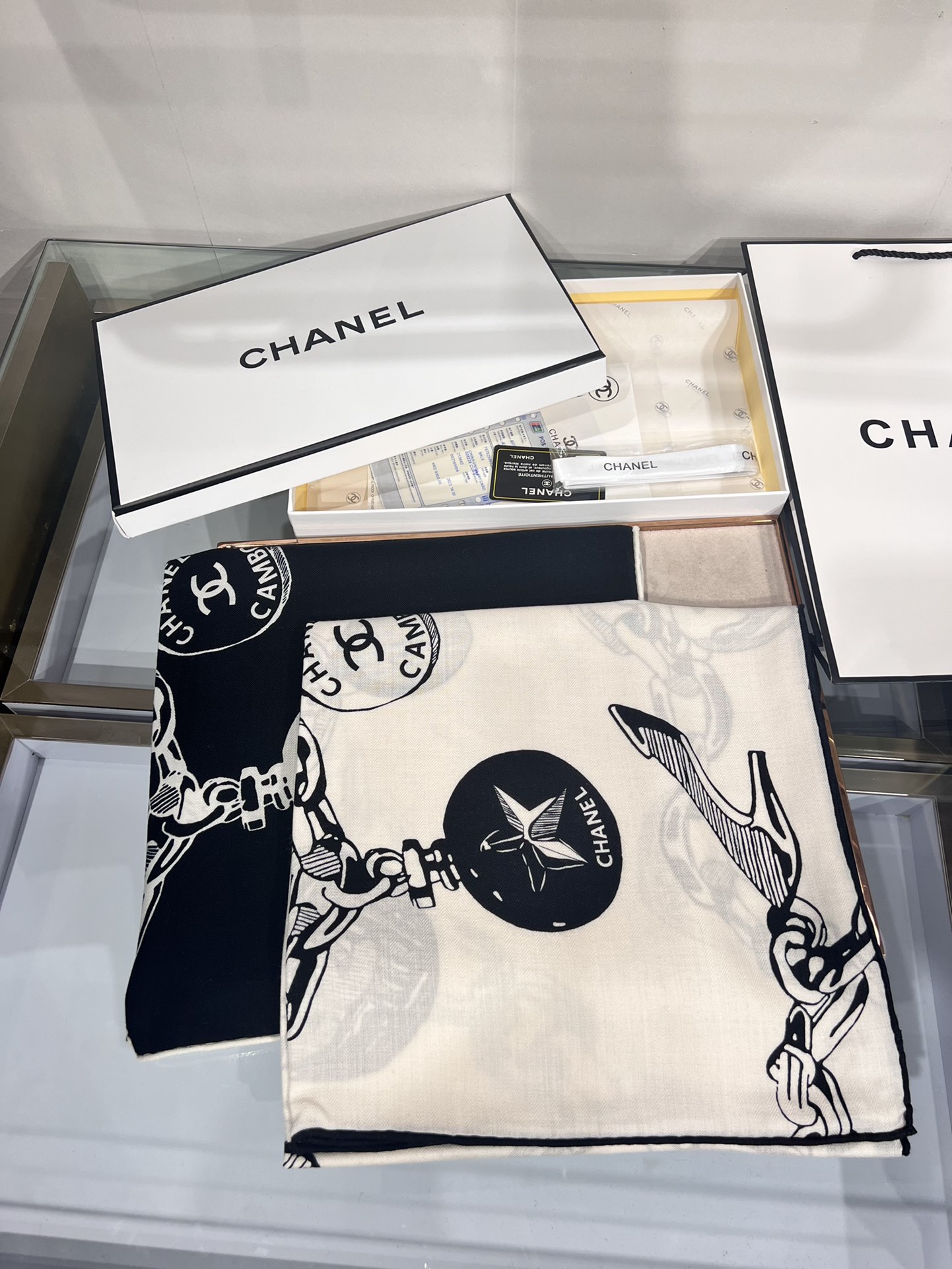 💟补单出货。上新 ❤️套用汪曾祺《人间草木》里的一句话：在黑白里温柔地爱彩色，在彩色里朝圣黑白。所以香家