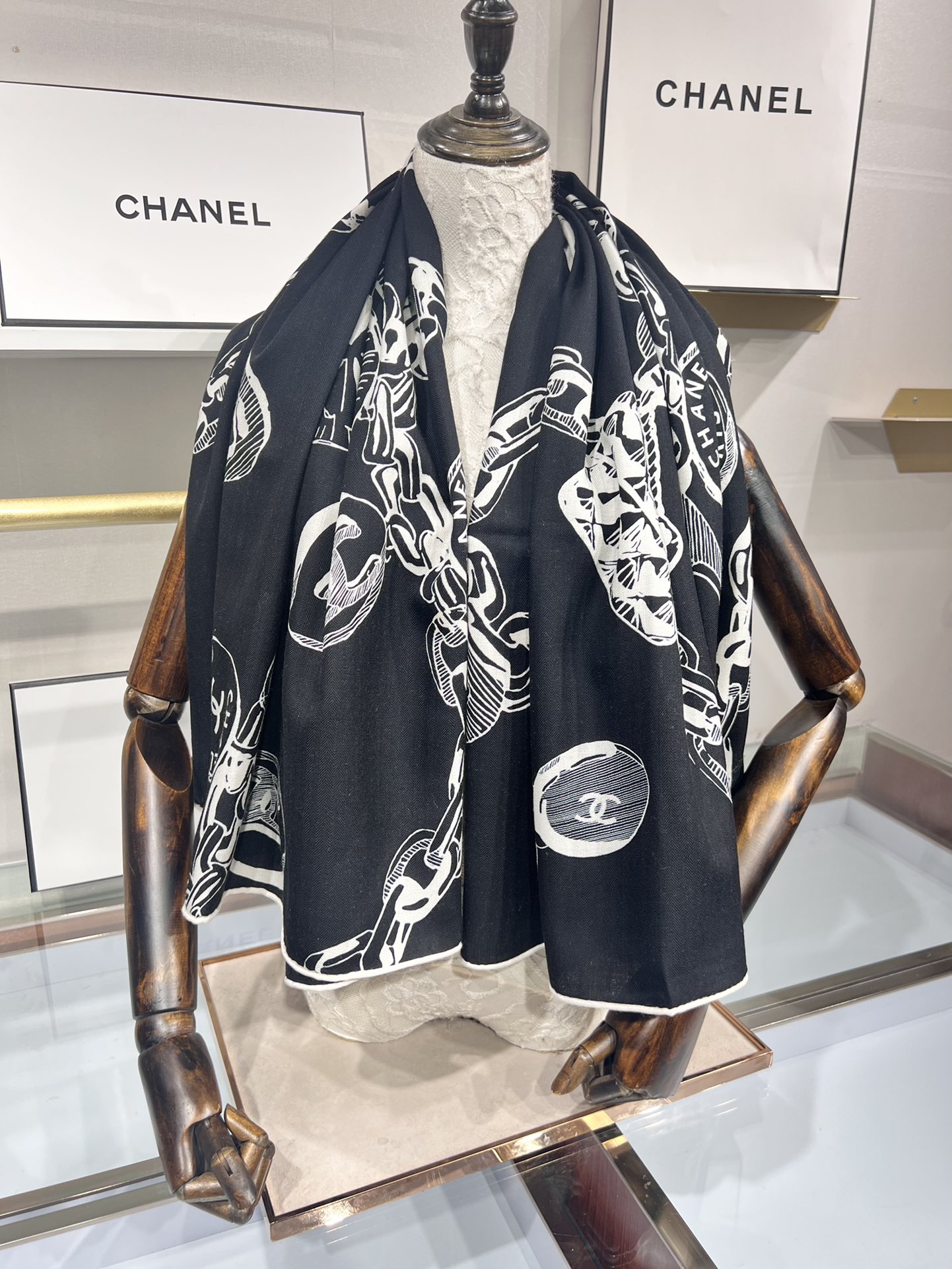 💟补单出货。上新 ❤️套用汪曾祺《人间草木》里的一句话：在黑白里温柔地爱彩色，在彩色里朝圣黑白。所以香家