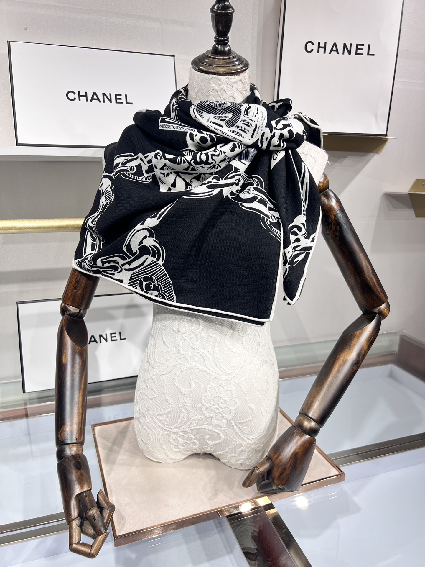 💟补单出货。上新 ❤️套用汪曾祺《人间草木》里的一句话：在黑白里温柔地爱彩色，在彩色里朝圣黑白。所以香家