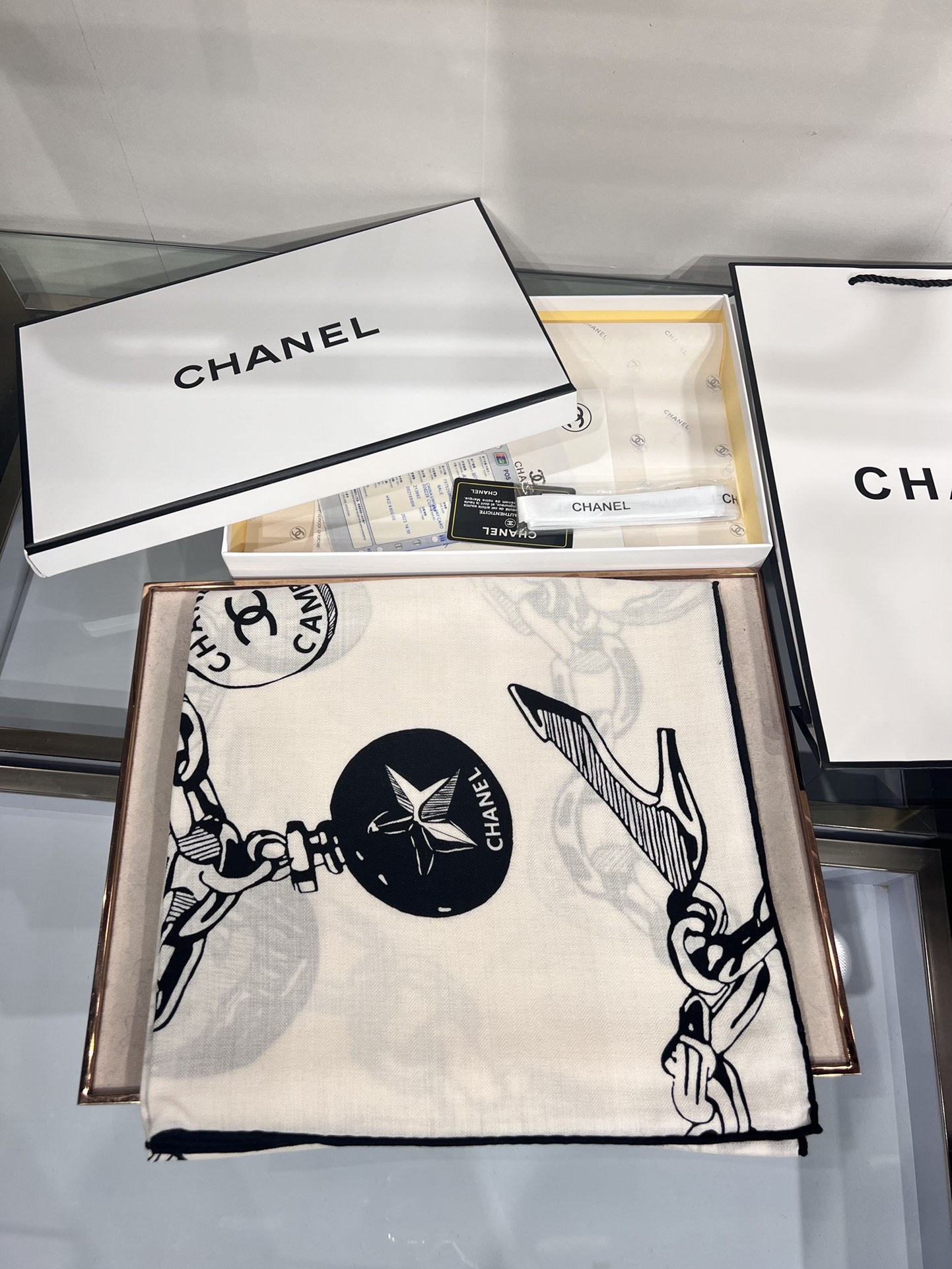 💟补单出货。上新 ❤️套用汪曾祺《人间草木》里的一句话：在黑白里温柔地爱彩色，在彩色里朝圣黑白。所以香家