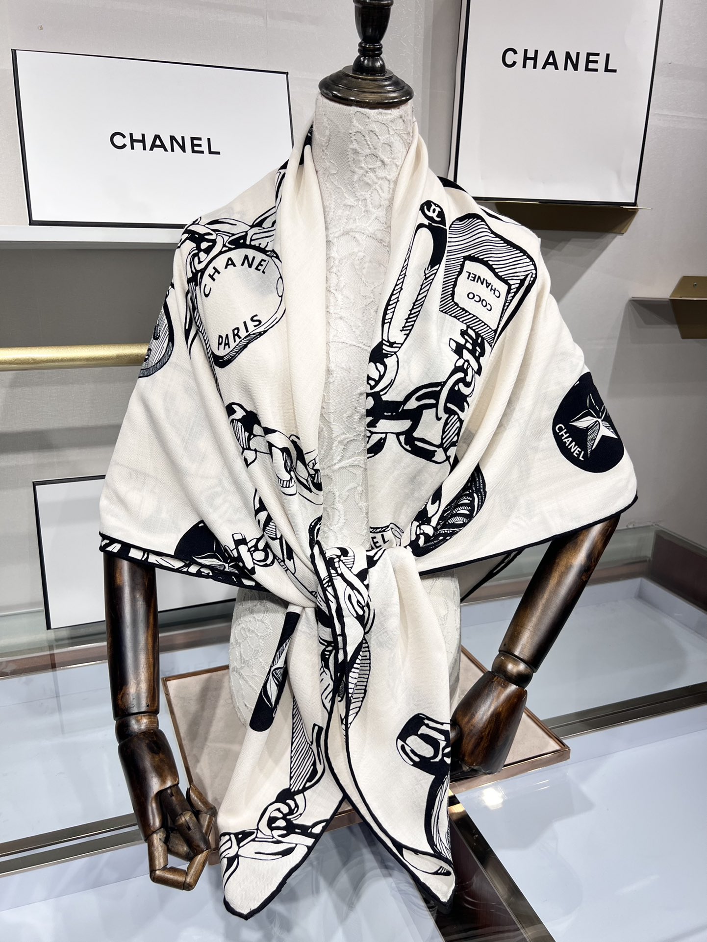 💟补单出货。上新 ❤️套用汪曾祺《人间草木》里的一句话：在黑白里温柔地爱彩色，在彩色里朝圣黑白。所以香家