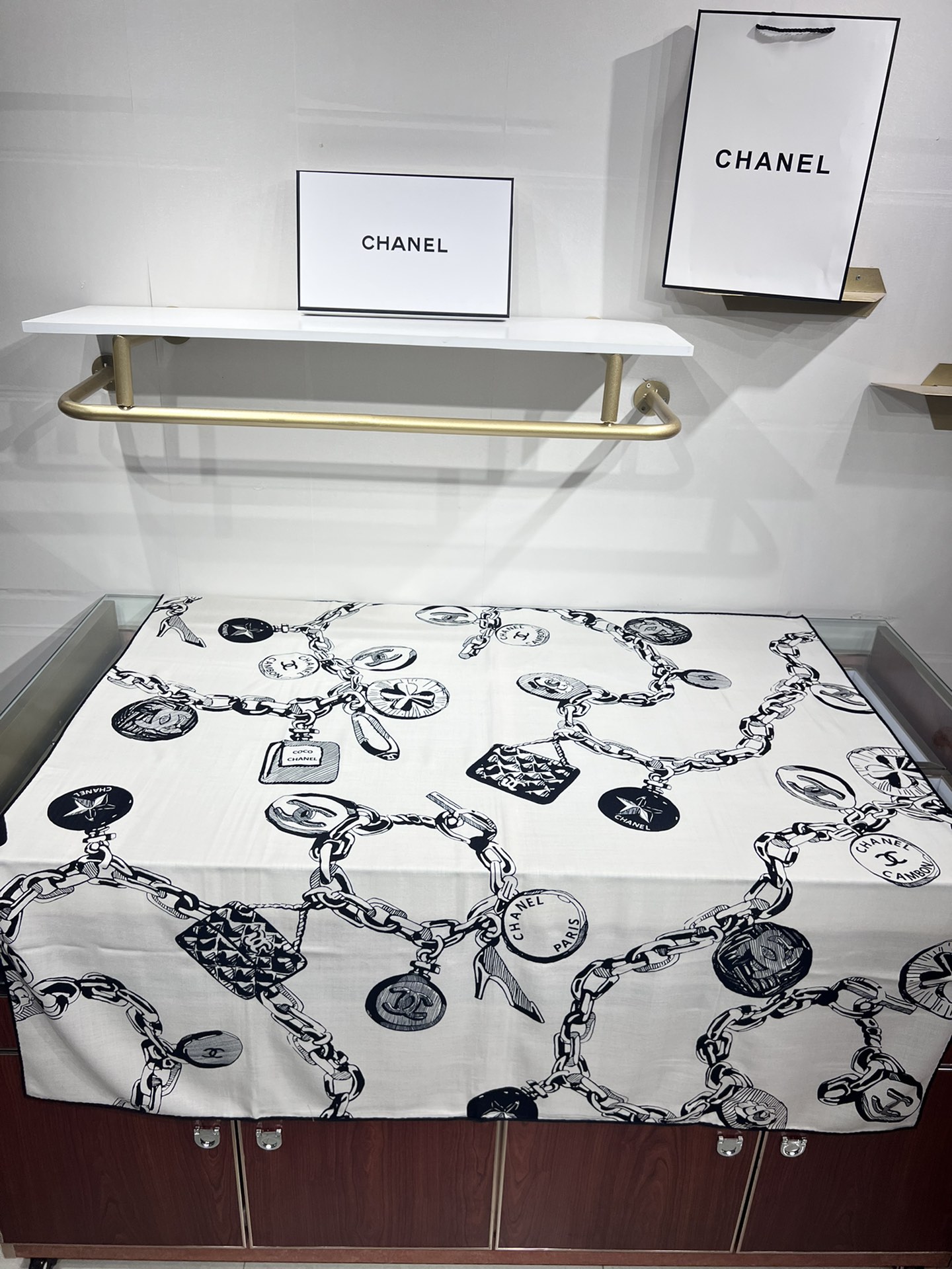 💟补单出货。上新 ❤️套用汪曾祺《人间草木》里的一句话：在黑白里温柔地爱彩色，在彩色里朝圣黑白。所以香家