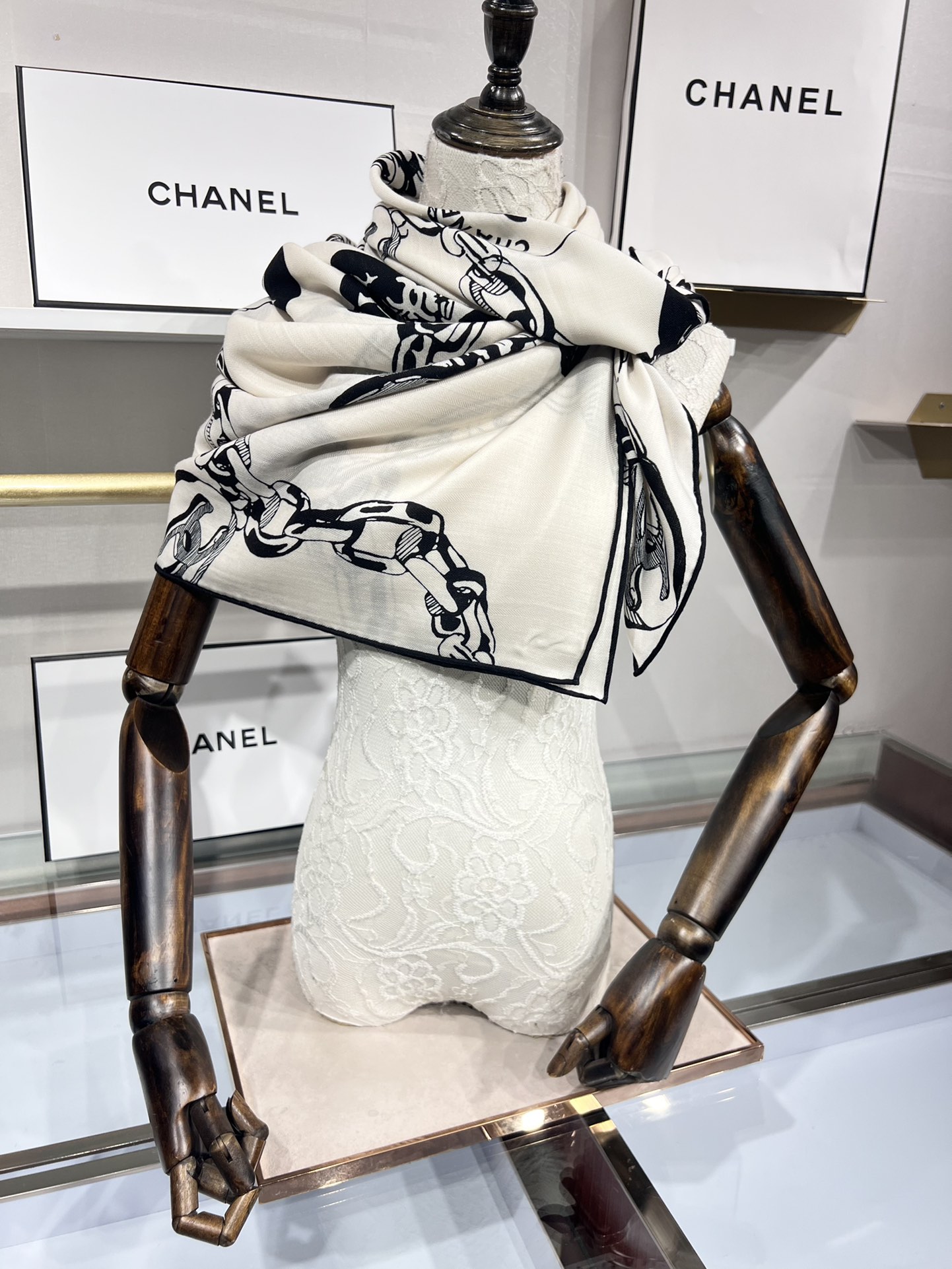 💟补单出货。上新 ❤️套用汪曾祺《人间草木》里的一句话：在黑白里温柔地爱彩色，在彩色里朝圣黑白。所以香家