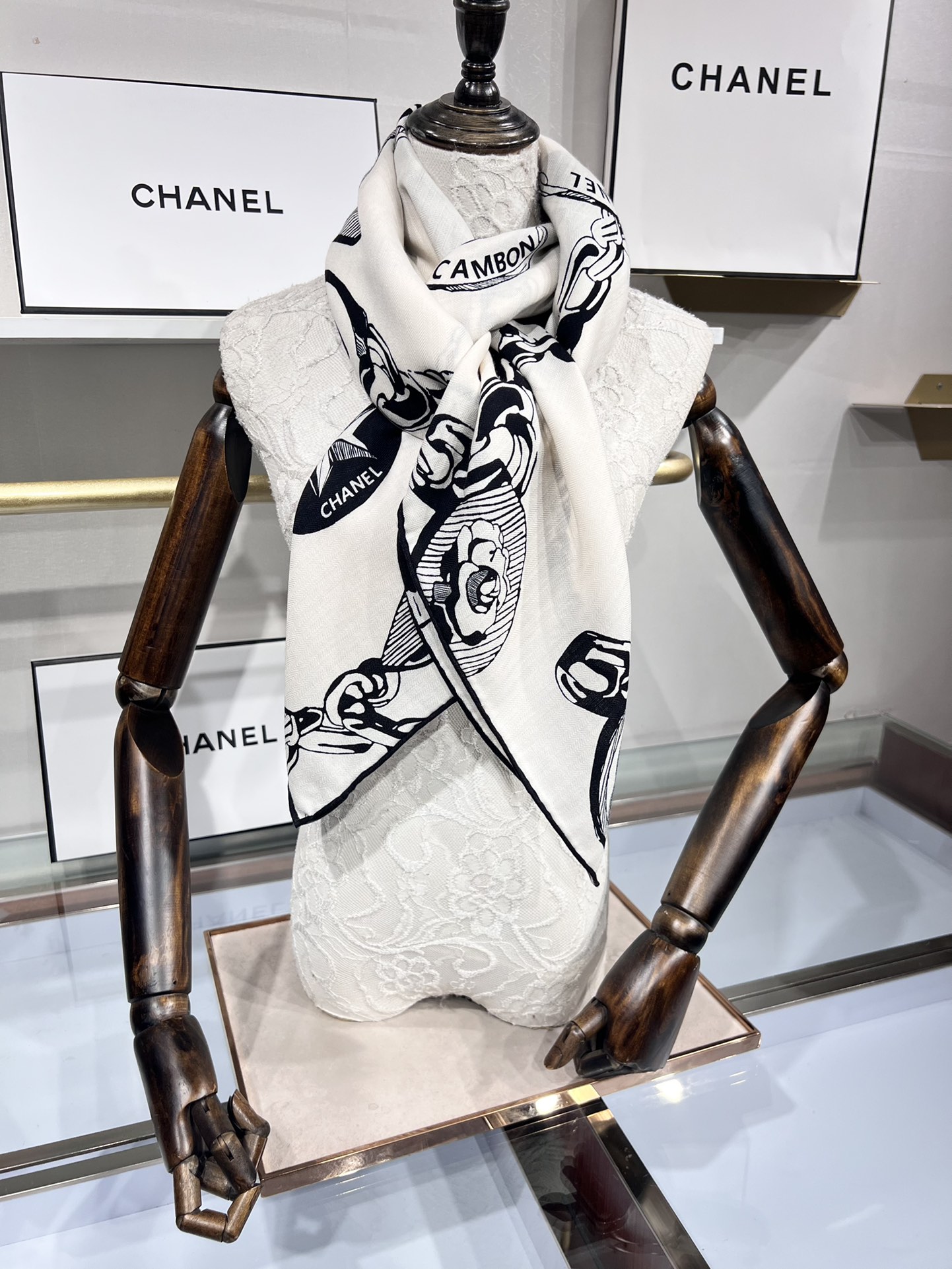 💟补单出货。上新 ❤️套用汪曾祺《人间草木》里的一句话：在黑白里温柔地爱彩色，在彩色里朝圣黑白。所以香家