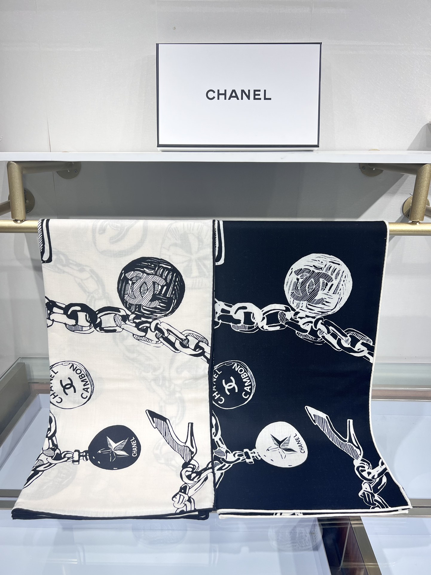 💟补单出货。上新 ❤️套用汪曾祺《人间草木》里的一句话：在黑白里温柔地爱彩色，在彩色里朝圣黑白。所以香家