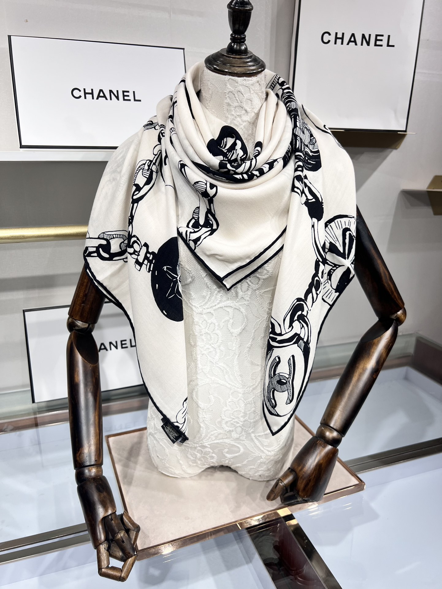 💟补单出货。上新 ❤️套用汪曾祺《人间草木》里的一句话：在黑白里温柔地爱彩色，在彩色里朝圣黑白。所以香家