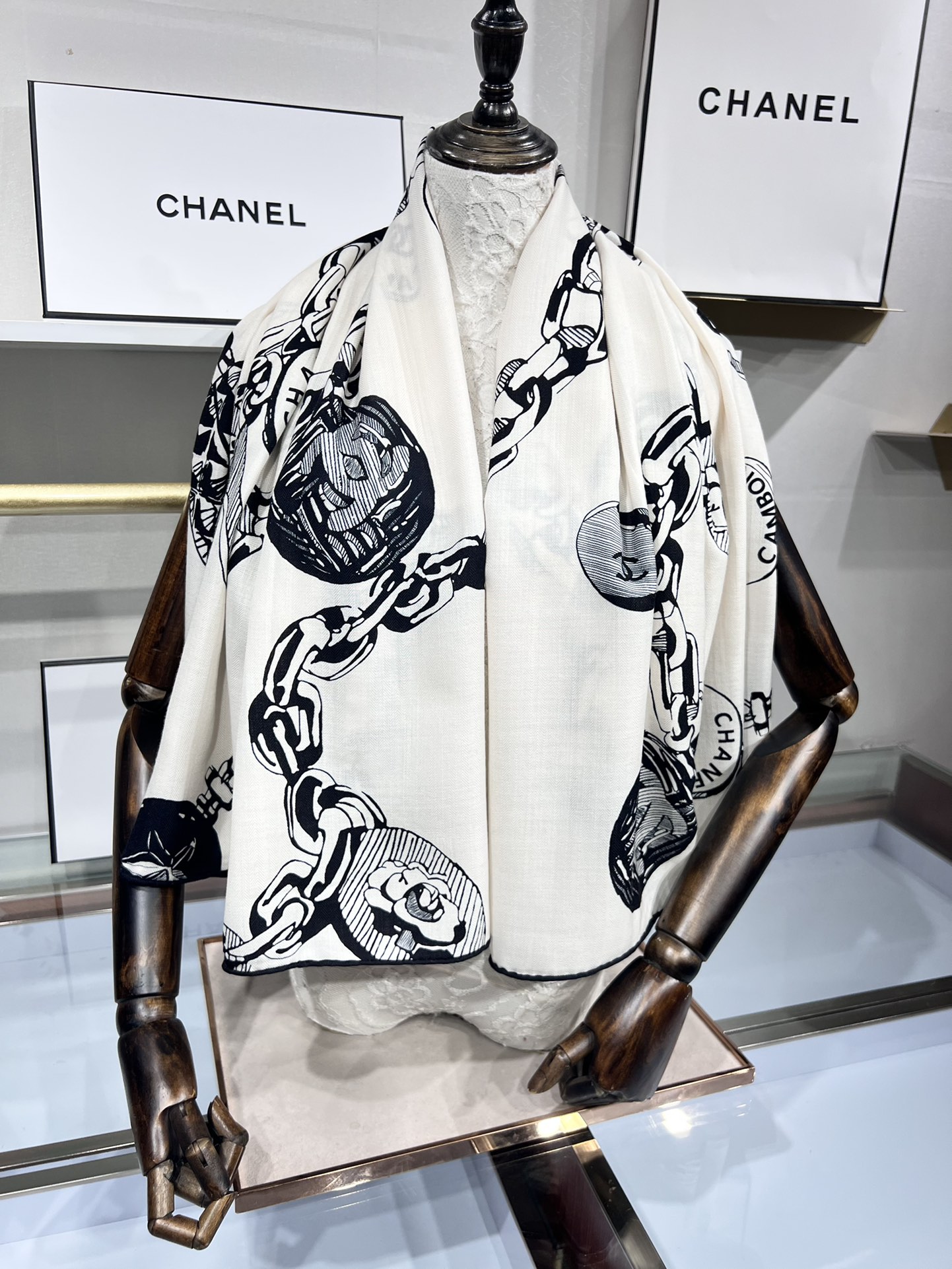 💟补单出货。上新 ❤️套用汪曾祺《人间草木》里的一句话：在黑白里温柔地爱彩色，在彩色里朝圣黑白。所以香家