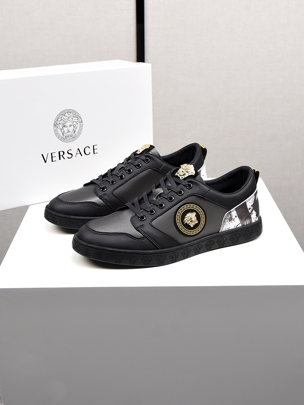 【Versace】. ¡Detona todo el lugar! Una marca internacional que está en constante innovación. Este zapato casual para hom…