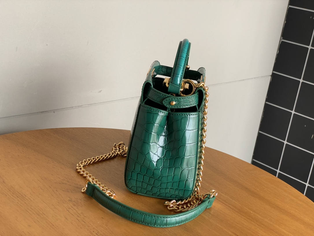 Fendi 980 Fs new peekaboo series small handbag, with internal pockets and iconic twist lock. Single handle and detachable shoulder strap. Made of