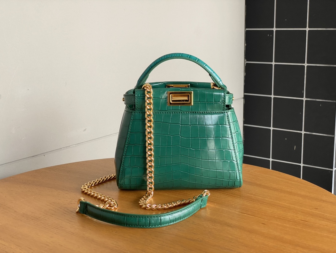 Fendi 980 Fs new peekaboo series small handbag, with internal pockets and iconic twist lock. Single handle and detachable shoulder strap. Made of