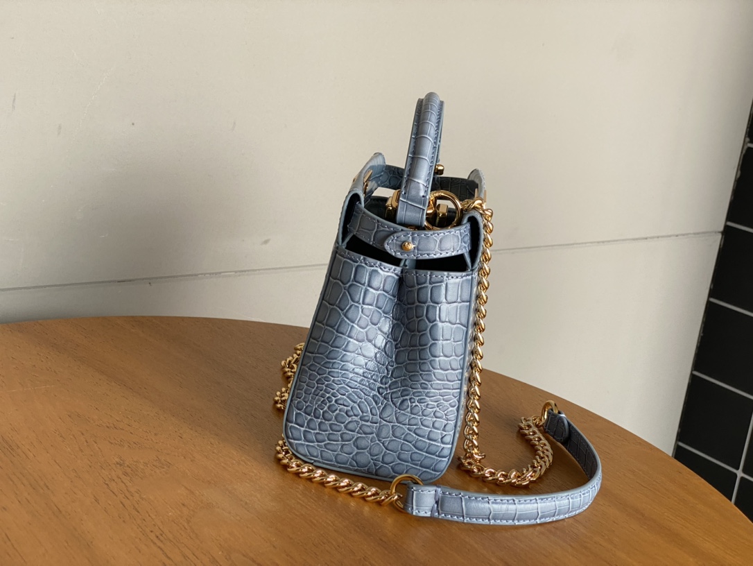 Fendi 980 Fs new peekaboo series small handbag, with internal pockets and iconic twist lock. Single handle and detachable shoulder strap. Made of