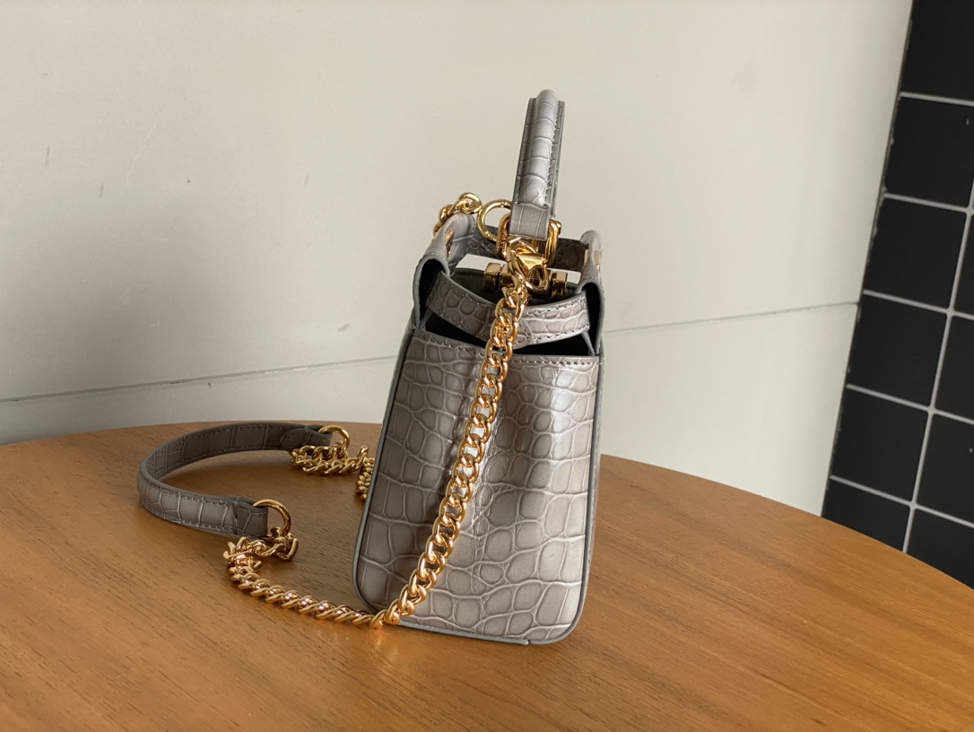 Fendi 980 Fs new peekaboo series small handbag, with internal pockets and iconic twist lock. Single handle and detachable shoulder strap. Made of