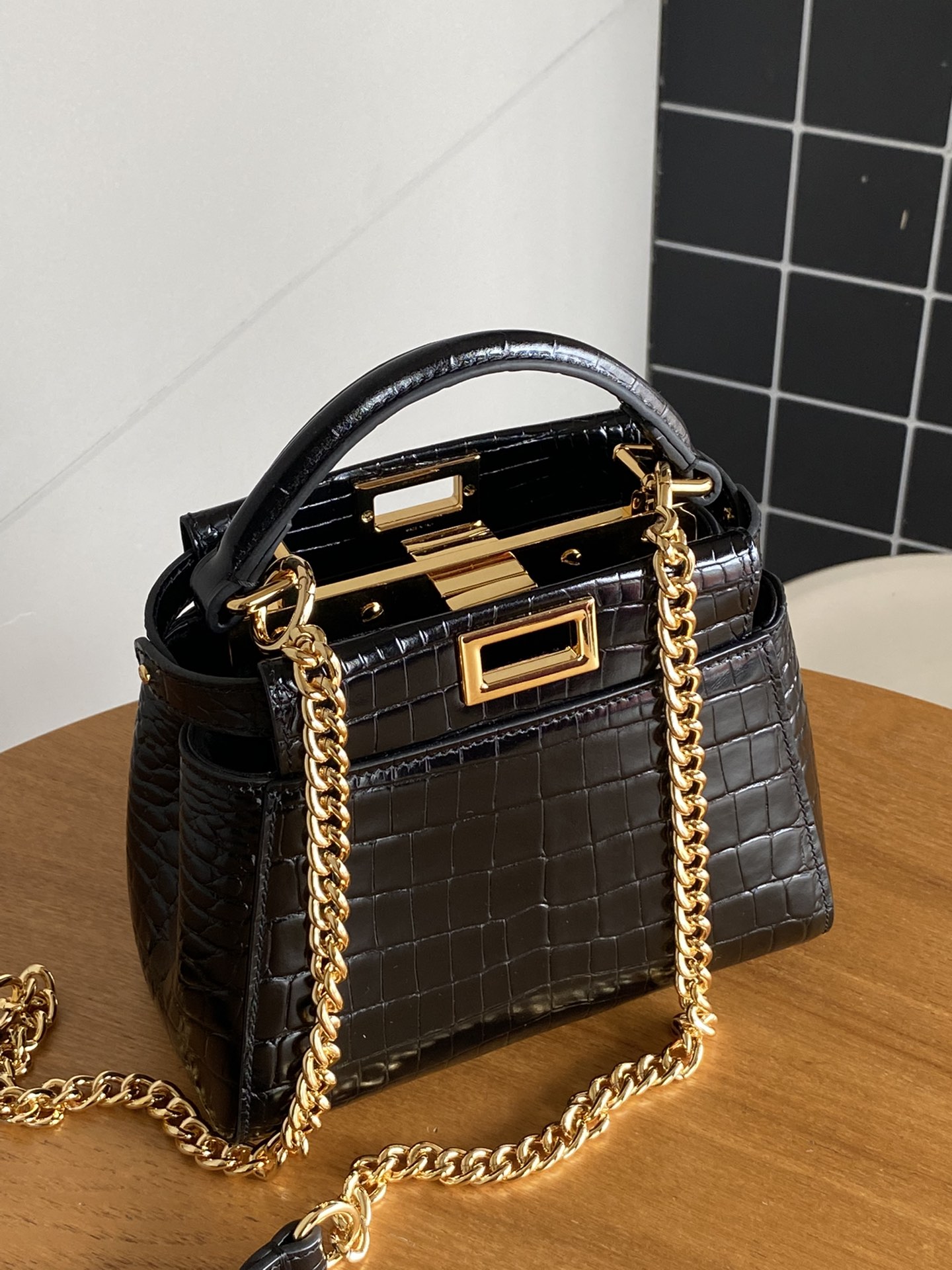 Fendi 980 Fs new peekaboo series small handbag, with internal pockets and iconic twist lock. Single handle and detachable shoulder strap. Made of