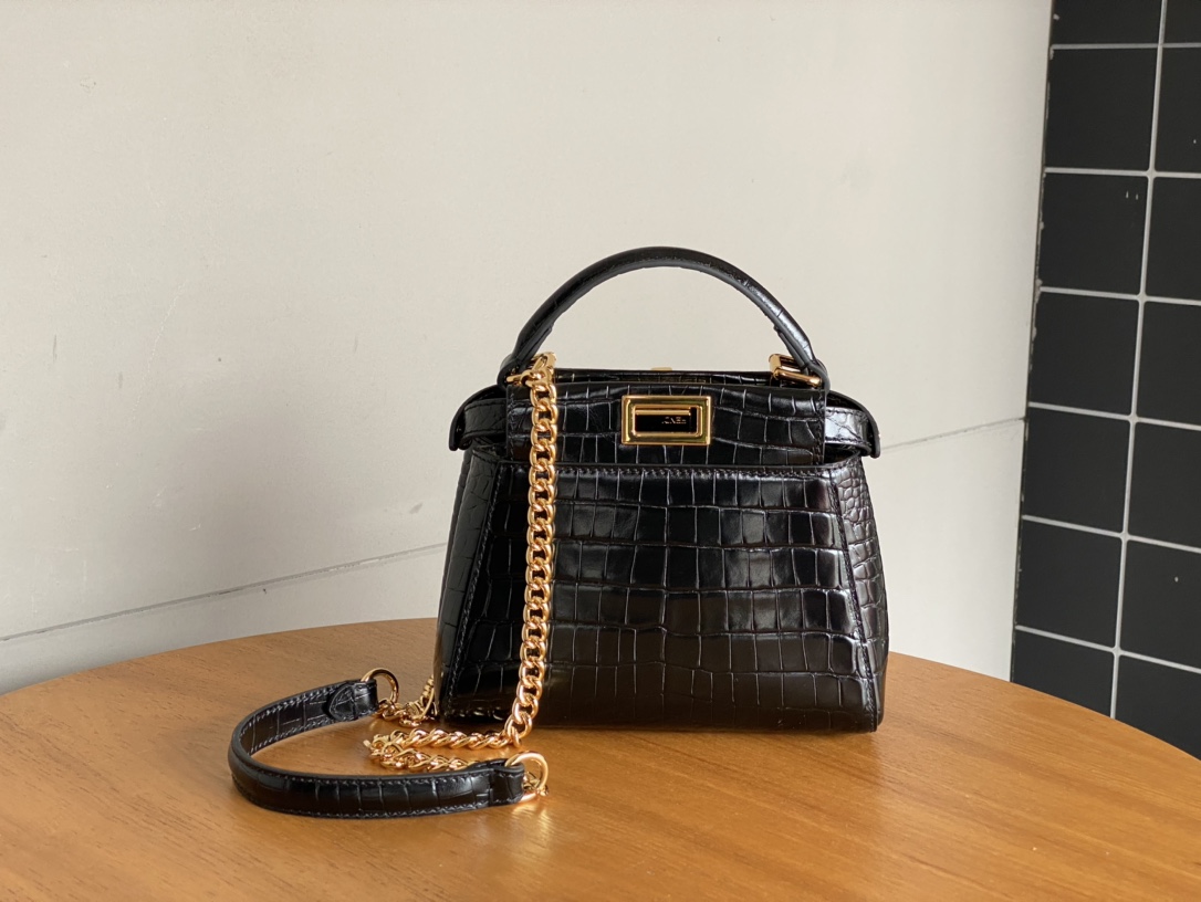 Fendi 980 Fs new peekaboo series small handbag, with internal pockets and iconic twist lock. Single handle and detachable shoulder strap. Made of