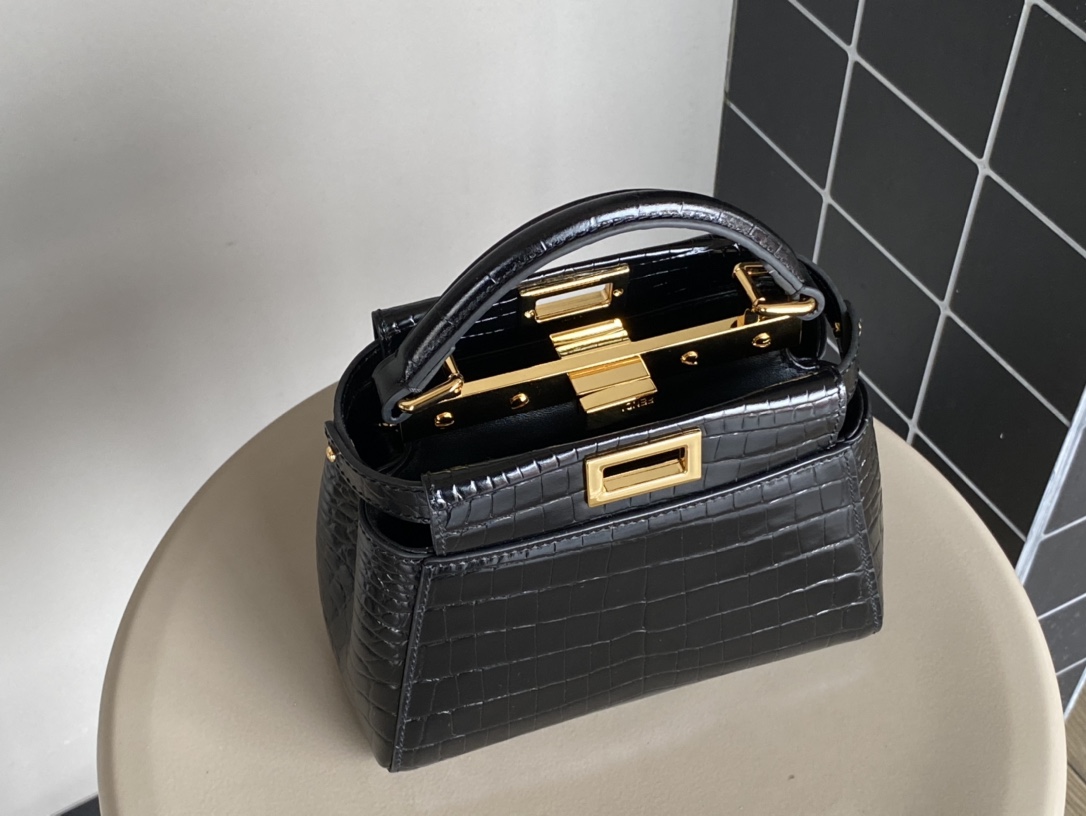 Fendi 980 Fs new peekaboo series small handbag, with internal pockets and iconic twist lock. Single handle and detachable shoulder strap. Made of