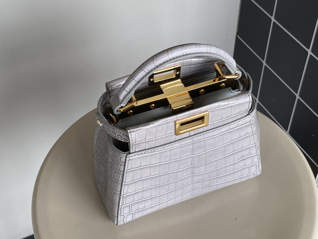 Fendi 980 Fs new peekaboo series small handbag, with internal pockets and iconic twist lock. Single handle and detachable shoulder strap. Made of