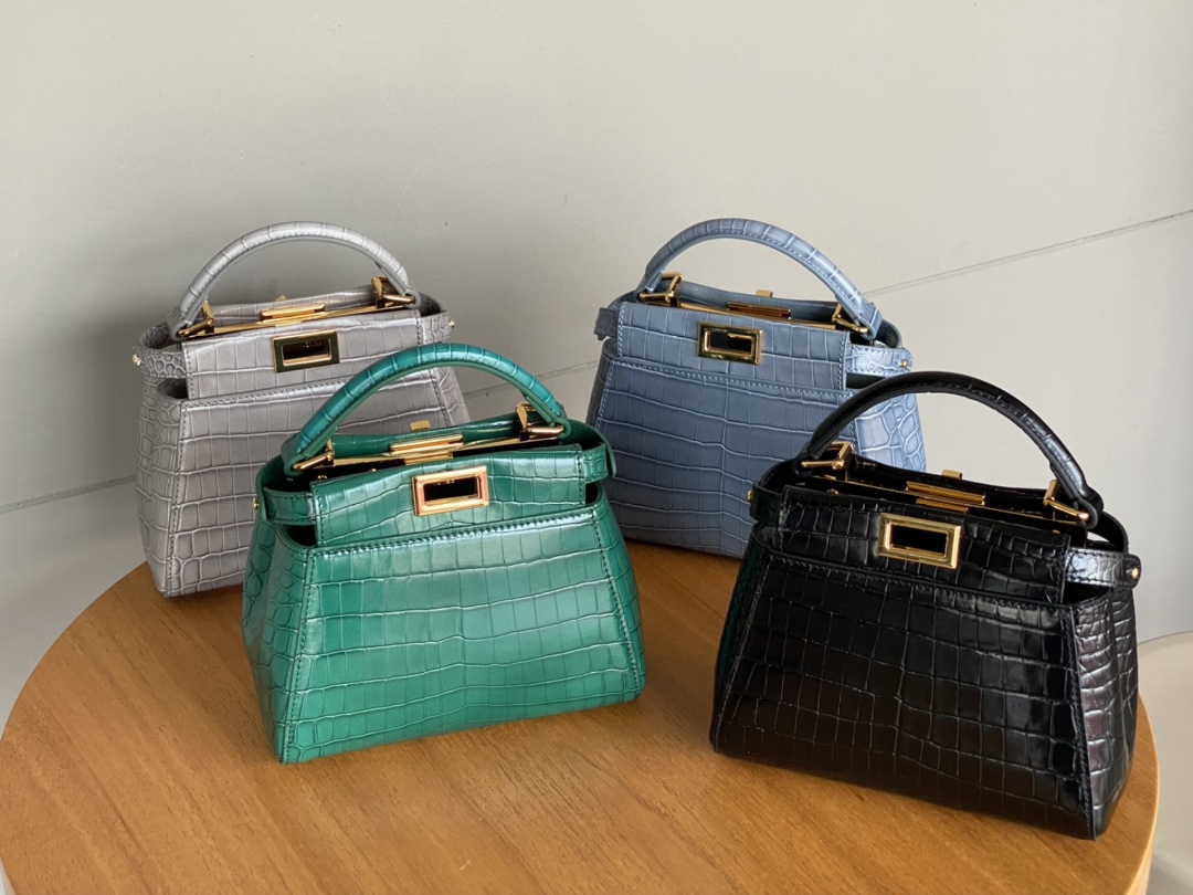 Fendi 980 Fs new peekaboo series small handbag, with internal pockets and iconic twist lock. Single handle and detachable shoulder strap. Made of