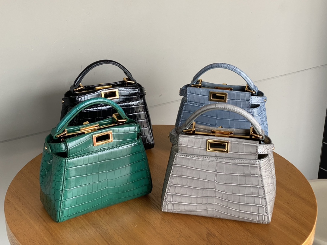 Fendi 980 Fs new peekaboo series small handbag, with internal pockets and iconic twist lock. Single handle and detachable shoulder strap. Made of