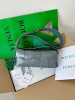 Bottega Veneta BV Cassette AAAAA+
 Crossbody & Shoulder Bags Grey Underarm