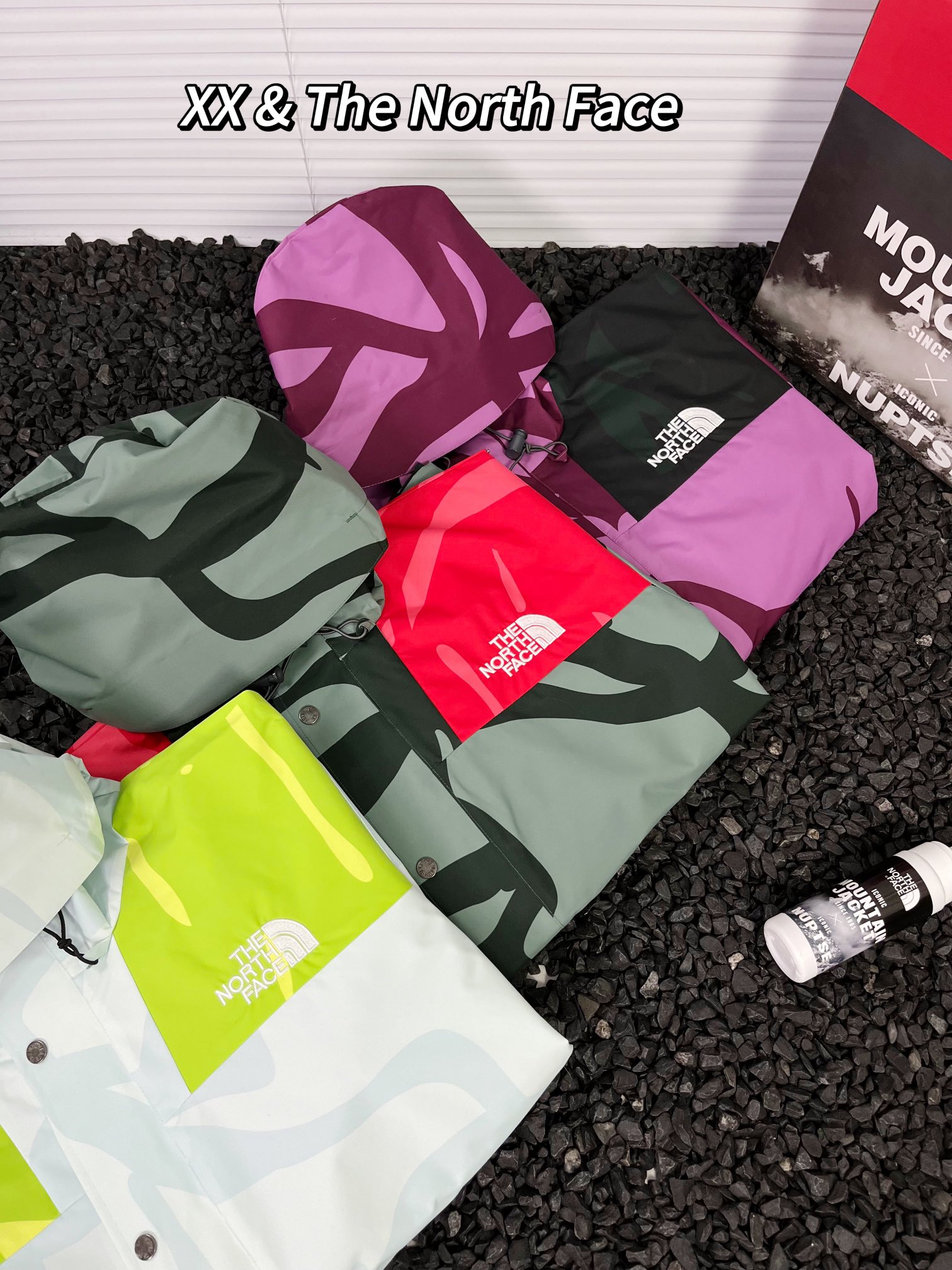 特价💰89 不退换
过验级别 三色齐发!主推来谈‼️
混卖版本The North Face联名Kaws芝麻街TNF✖️Kwas北面户外经典款登山冲锋衣夹克外套
1⃣️面料:一比一定制 手感与专柜无异 国标4级防水技术 色牢度和光照照样国标4级
2⃣️刺绣:TNF刺绣天津进口机器所刺 绝不连针 走线粗细 长短与专柜无异 拿到手物超所值 字母R该有的小象鼻绝对有 细节牛b
3⃣️拼接处:肩膀拼接也采用0.防水面料 让你户外活动更加舒适
帽子可收纳 且带防晒防雨硬挺板 户外出行更方便
4⃣️拉链:整件衣服所有拉链均采用YKK拉链 TNF定制版
腋下四张魔术贴➕定制拉链 更方便透气
5⃣️吊牌:吊牌🉑️扫码入官网
6⃣️内里:3个口袋 容量超大
内里上半部分采用加绒面料 下半部分采用光滑透气内里 原厂原版品质
7⃣️三标:三联主标带刺毛 亚标一应俱全
水洗标 带防伪镭射标 是不是高版本一眼观定
8⃣️做工:全身共计9个套结 懂行的人最关心的就是这个东东啦~
9⃣️门襟:标准的TNF双门襟双拉链 内门襟拉链冬天可以和9羽绒服二合一 更加防风保暖
🔟袖子:袖口带超大魔术贴 防风更全面
ZP该有的我全都有!
领标、吊牌、镭射水洗标与ZP一致
送礼佳品 自穿很实用 送人有格调
买不买你就看着办吧😁
Color颜色:浅蓝迷彩 灰绿迷彩 紫迷彩
Size尺码:S-XL
衣长 胸围 身高 体重
S 69 118 155-170 120以内
M 71 122 170-175 120-140斤
L 73 126 175-185 140-170斤
XL 75 130 180-195 170-210斤