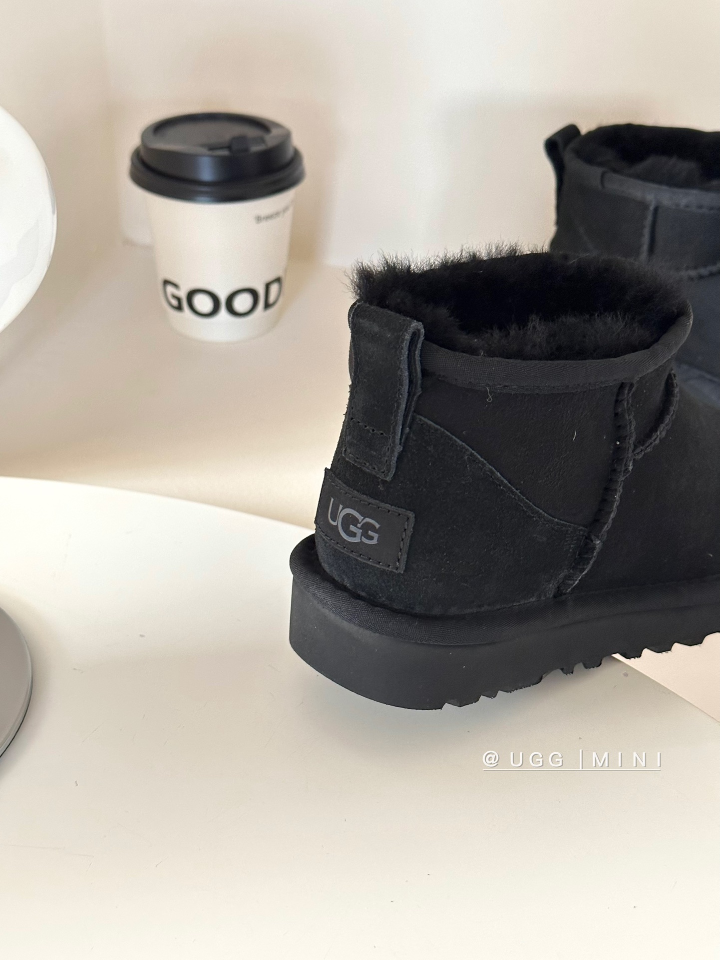 🆕🔜ugg迷你【周冬雨同款】 
✅低筒显脚裸细简约鞋型难看又好穿 没有雪地靴一贯的臃肿！
✅鞋底轻便防滑