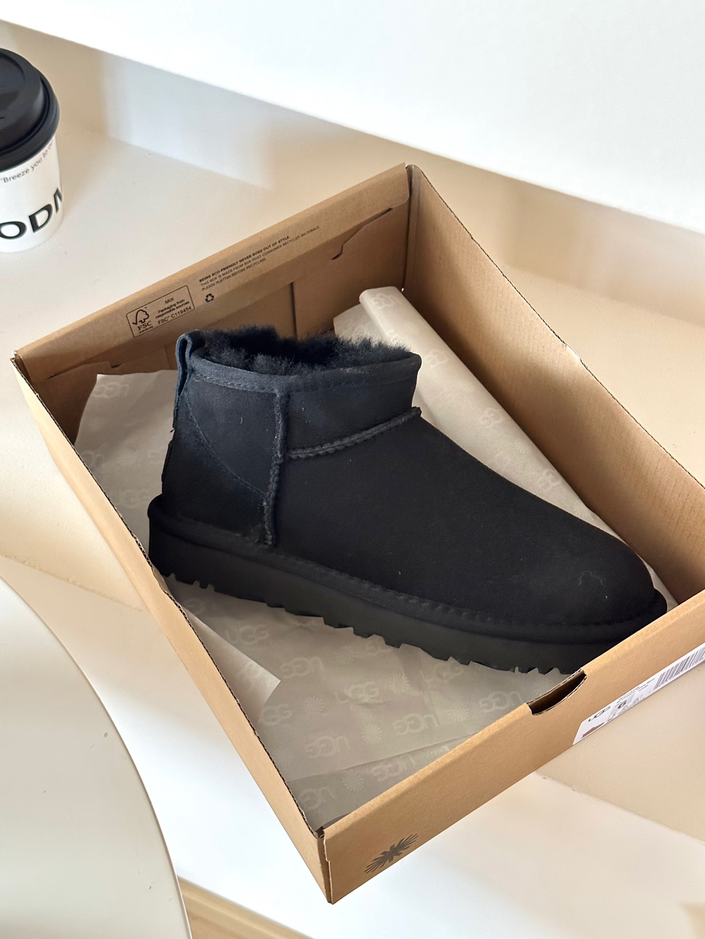 🆕🔜ugg迷你【周冬雨同款】 
✅低筒显脚裸细简约鞋型难看又好穿 没有雪地靴一贯的臃肿！
✅鞋底轻便防滑