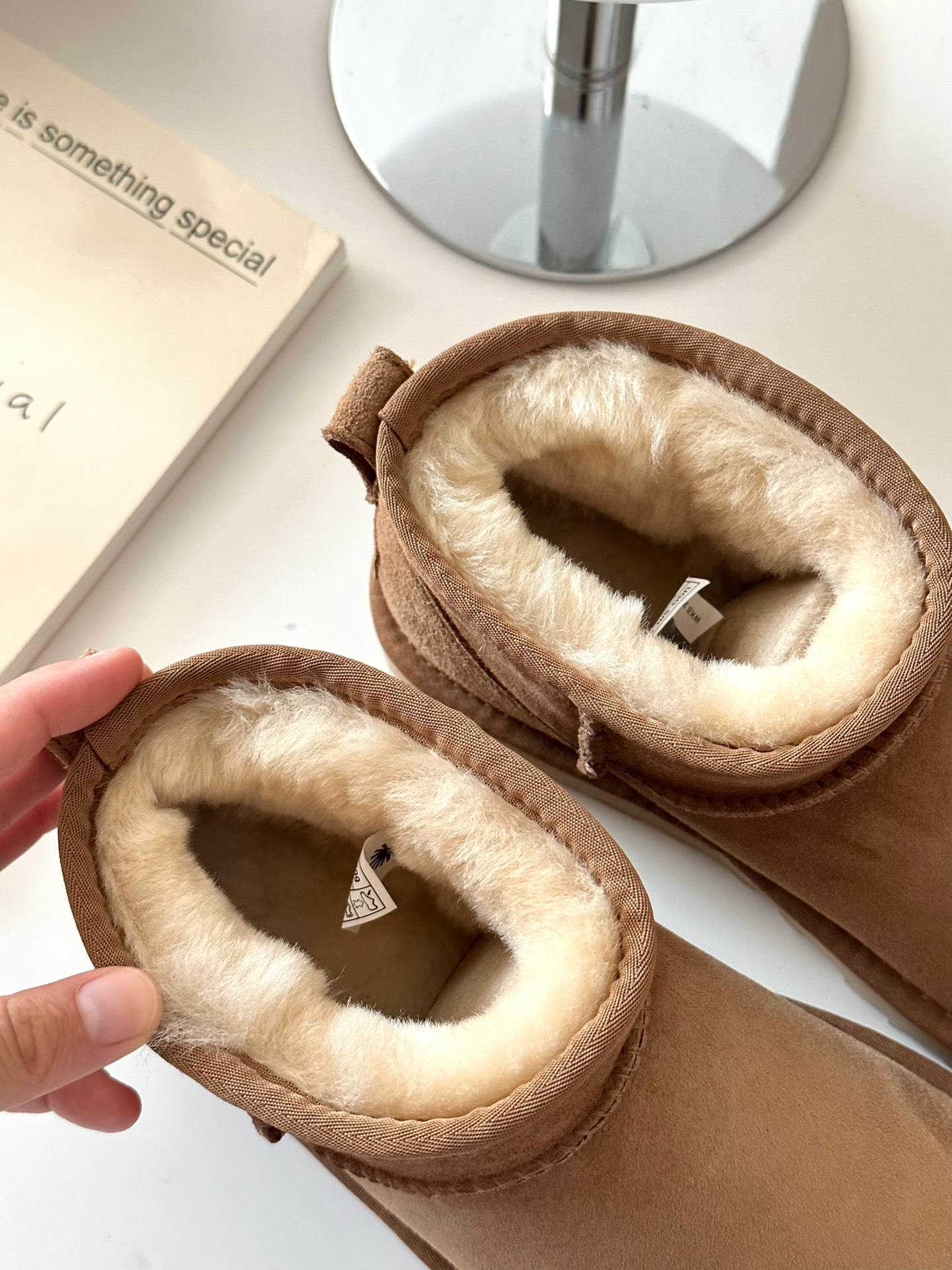🆕🔜ugg迷你【周冬雨同款】 
✅低筒显脚裸细简约鞋型难看又好穿 没有雪地靴一贯的臃肿！
✅鞋底轻便防滑