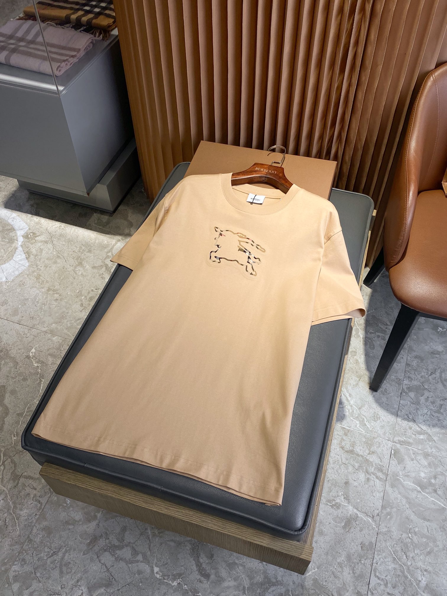 NO:786941,Product code 001592810 Plaid equestrian knight logo cotton T-shirt (with full set of packaging) [BUR's top product, the treasure of the store] [ready for sale in seconds] Spring and summer series, decorated with Burberry equestrian knight graphics plaid pattern, unisex cotton round neck short sleeves. BUR's ace channel kills all versions on the market. It can only be said that it is not on the same level at all.  We are not afraid of any challenges in terms of materials, detail restoration and craftsmanship, just to provide you with wonderful products. The dazzlingly decorated Equestrian Knight logo (EKD) is beautifully outlined with Burberry plaid on the edge. The Equestrian Knight logo is hollowed out and engraved, and the middle part is filled with plaid fabric!  The overall loose fit configuration is more youthful and sporty, highlighting the fashion sense of modern cities. The upper body is elegant and the effect is excellent. The matching is worry-free and labor-saving. Whether it is leisure sports or high street travel, it can be easily controlled!  !  The overall touch of the pure cotton high-count fabric is extremely comfortable, and the skin-friendly effect is also excellent. The OV version also has a perfect dressing effect, which perfectly meets the needs of various wearing occasions. It is extremely extraordinary, the grade and charm are extremely outstanding, and it can better highlight the brand specifications and your pursuit of fashion!  !  As a fan of bbr, this should be a style not to be missed. All the items are now in stock, so everyone is ready to buy them for themselves!  !  There are five sizes: S, M, L, XL, and XXL. For size data, please go to the size chart to view Burberry-clothing, burberry, T-shirt,19860909商品编码001592810 格纹马术骑士徽标棉质 T 恤衫（配全套包装）【BUR王牌尖货,镇店之宝】【现货秒发】春夏系列,装饰 Burberry 马术骑士图形的格纹图案,男女同款棉质圆领短袖. BUR王牌渠道 秒杀市面上一切版本 只能说根本就不是一个级别的存在 不管是材质还是细节还原度以及工艺制作方面不惧任何挑战,只为给大家奉献绝妙产物 亮眼装饰马术骑士徽标（EKD）,边缘以 Burberry 格纹精美勾勒.马术骑士标镂空雕刻,中间部分是采用格纹面料填充！整体宽松的版型配置,更具青春运动风格,凸显现代都市的时尚感,上身大气出彩,效果极佳,搭配更是省心省力,无论是休闲运动还是高街出行,都能轻松驾驭！！纯棉的高支数面料整体的触感极为舒适,亲肤效果也是极佳.且OV版型方面也是完美穿搭效果,完美的符合各种穿搭场合的所需.极为非凡,档次与魅力更是极为的出色亮眼,更能够彰显品牌规格与你对于时尚的追求！！作为bbr的粉丝,应该是不容错过的款式,现货均已入仓,大家自己抢购！！ 码数有五个S、M、L、XL、XXL 尺码数据请移步尺码表查看,博柏利-服装,burberry,T-shirt,,Women's clothing