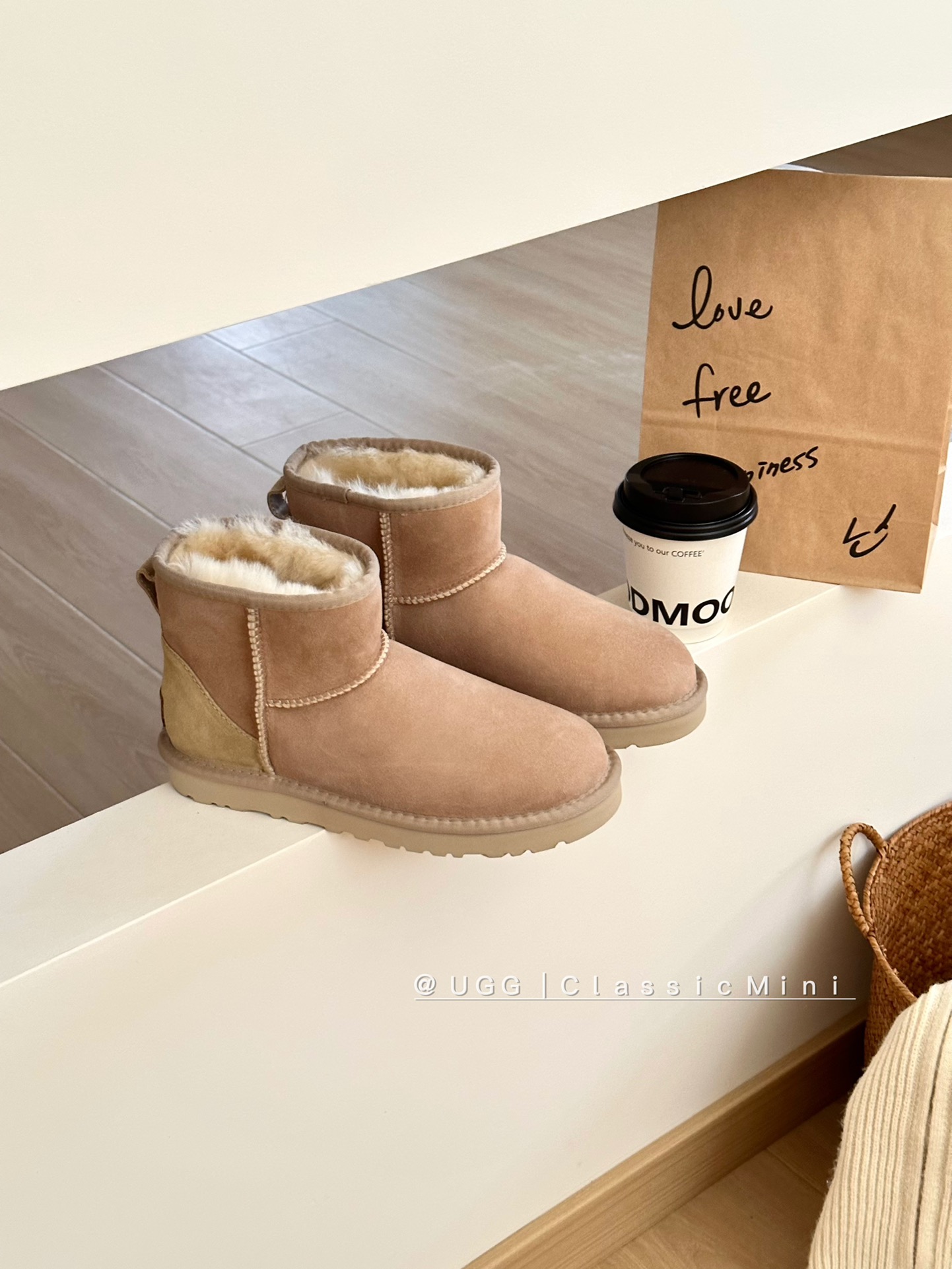Ugg经典基本款# 低筒 
型号｜6222
size：35-40
color：栗色 .沙色. 灰色. 巧