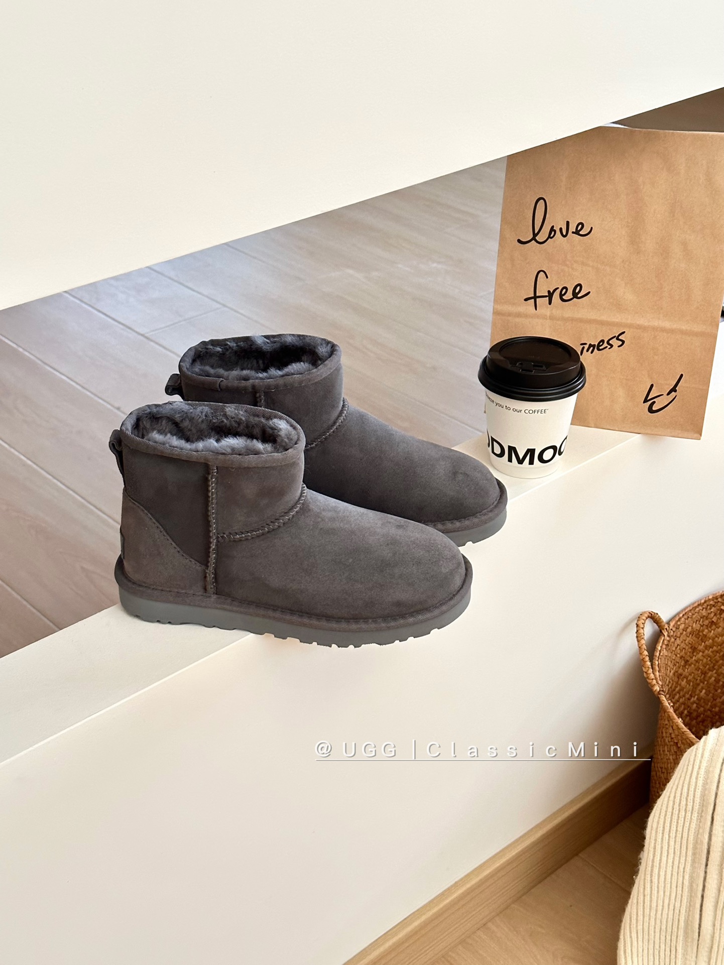 Ugg经典基本款# 低筒 
型号｜6222
size：35-40
color：栗色 .沙色. 灰色. 巧