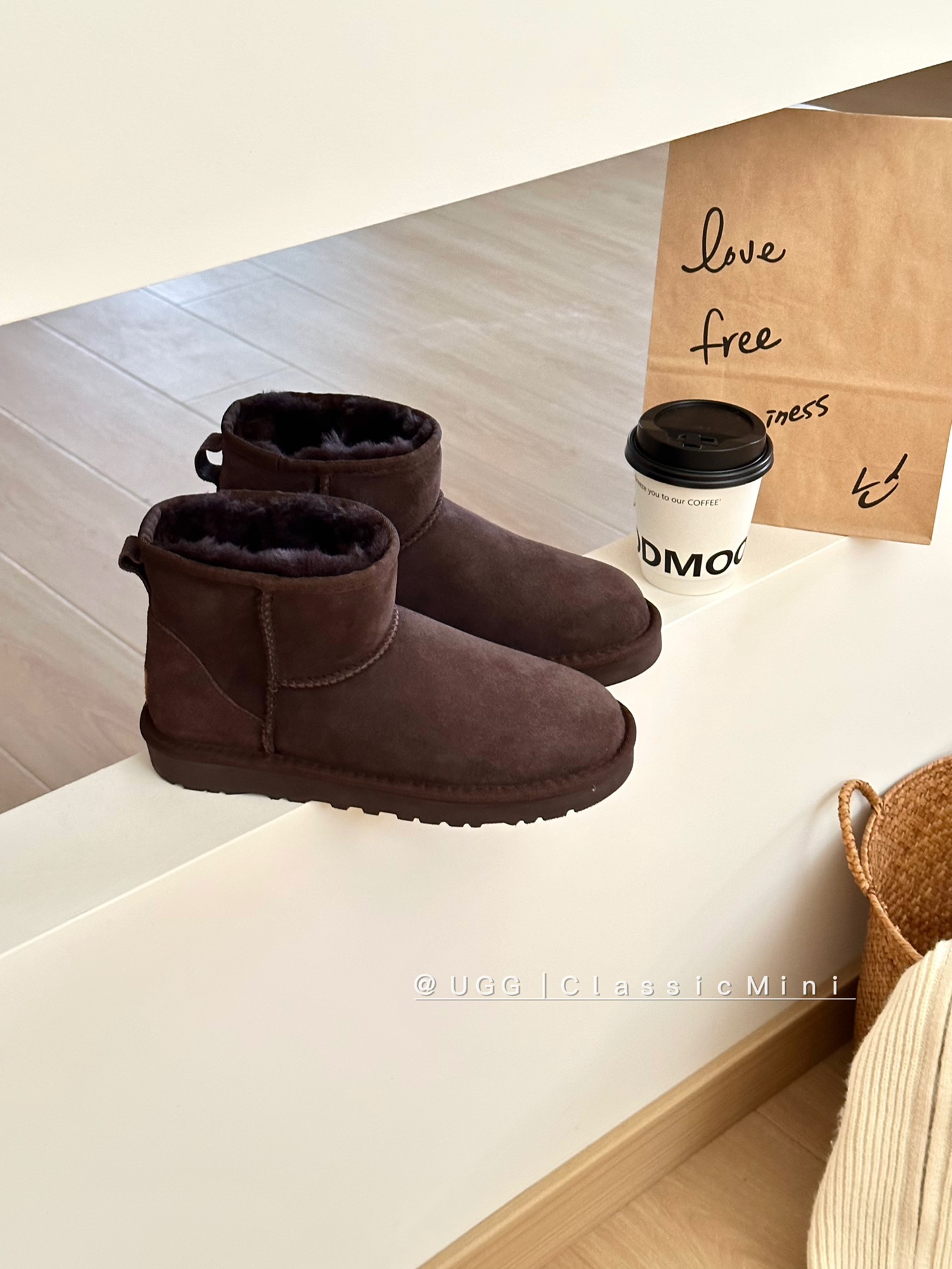 Ugg经典基本款# 低筒 
型号｜6222
size：35-40
color：栗色 .沙色. 灰色. 巧