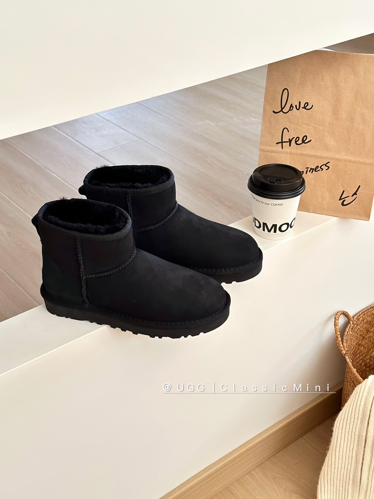 Ugg经典基本款# 低筒 
型号｜6222
size：35-40
color：栗色 .沙色. 灰色. 巧