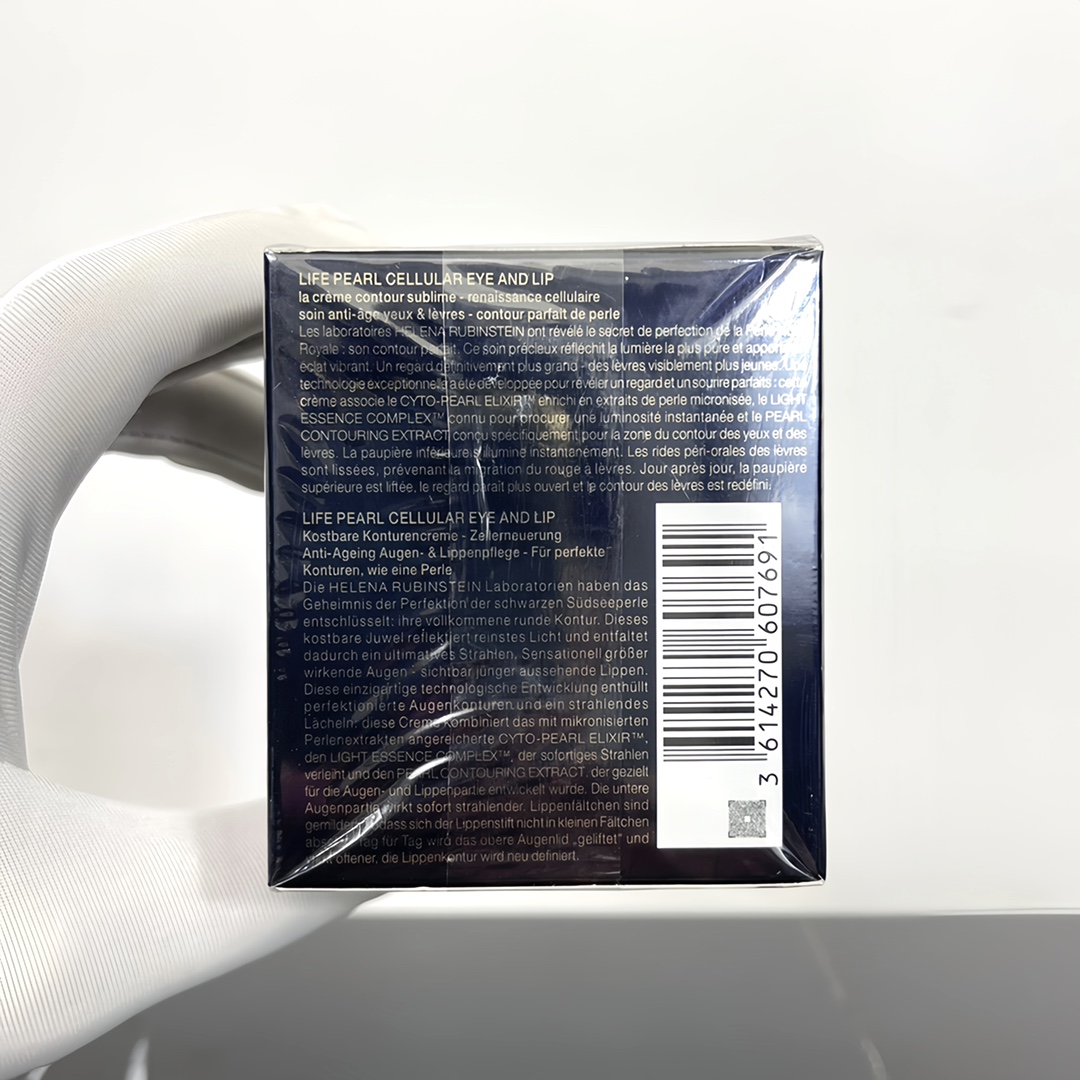 普/35💰
赫莲娜黑珍珠眼霜15ml！主打成分是黑珍珠，主打功效是抗老。使用感挺喜欢的，即使挖一大坨也不会油腻腻亮堂堂，推开还比较润滑，吸收也挺快，对眼下的干纹有抚平的作用，不会刺激眼睛和糊眼睛。混油皮会喜欢，如果是干皮有可能会觉得油润度还不够。