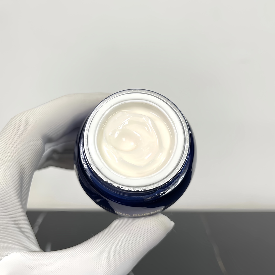 普/35💰
赫莲娜黑珍珠眼霜15ml！主打成分是黑珍珠，主打功效是抗老。使用感挺喜欢的，即使挖一大坨也不会油腻腻亮堂堂，推开还比较润滑，吸收也挺快，对眼下的干纹有抚平的作用，不会刺激眼睛和糊眼睛。混油皮会喜欢，如果是干皮有可能会觉得油润度还不够。