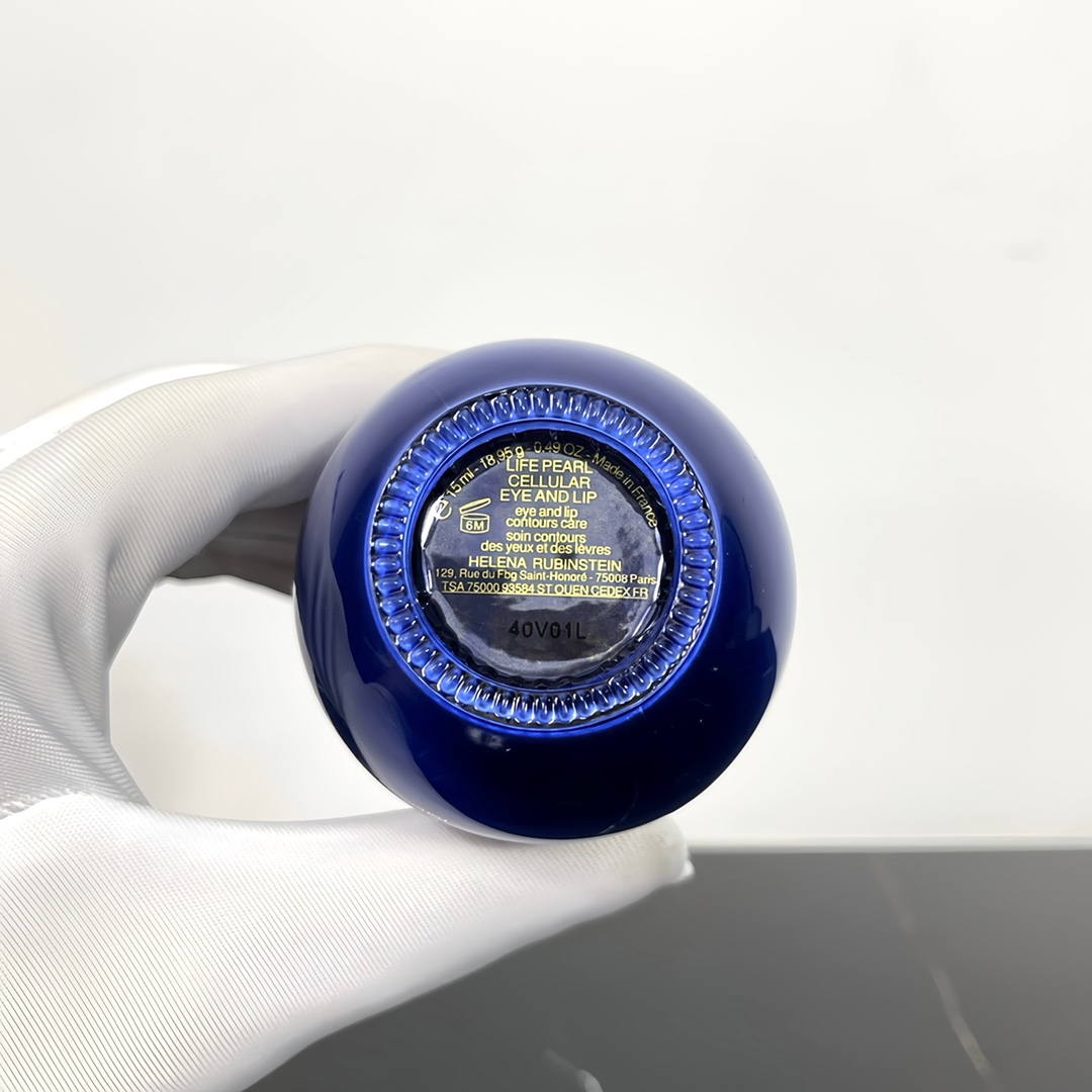 普/35💰
赫莲娜黑珍珠眼霜15ml！主打成分是黑珍珠，主打功效是抗老。使用感挺喜欢的，即使挖一大坨也不会油腻腻亮堂堂，推开还比较润滑，吸收也挺快，对眼下的干纹有抚平的作用，不会刺激眼睛和糊眼睛。混油皮会喜欢，如果是干皮有可能会觉得油润度还不够。