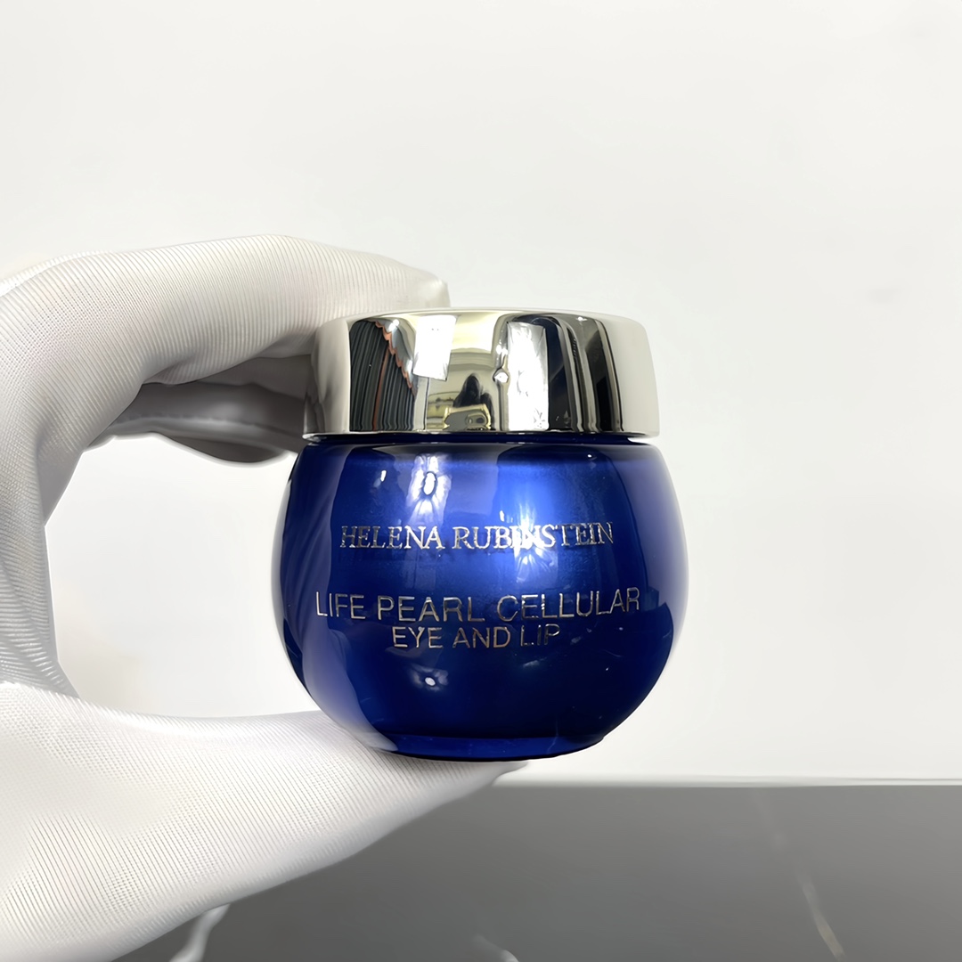 普/35💰
赫莲娜黑珍珠眼霜15ml！主打成分是黑珍珠，主打功效是抗老。使用感挺喜欢的，即使挖一大坨也不会油腻腻亮堂堂，推开还比较润滑，吸收也挺快，对眼下的干纹有抚平的作用，不会刺激眼睛和糊眼睛。混油皮会喜欢，如果是干皮有可能会觉得油润度还不够。