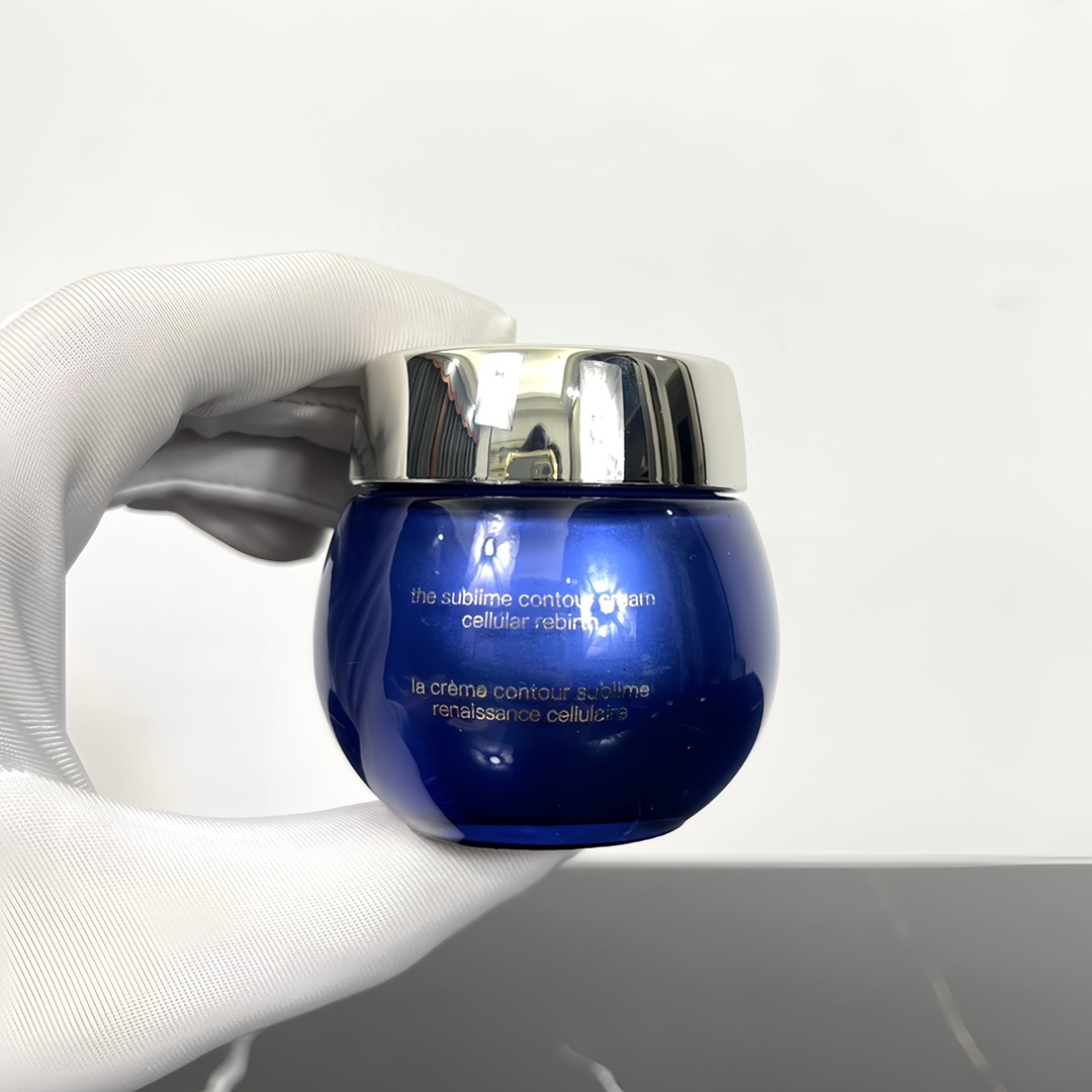 普/35💰
赫莲娜黑珍珠眼霜15ml！主打成分是黑珍珠，主打功效是抗老。使用感挺喜欢的，即使挖一大坨也不会油腻腻亮堂堂，推开还比较润滑，吸收也挺快，对眼下的干纹有抚平的作用，不会刺激眼睛和糊眼睛。混油皮会喜欢，如果是干皮有可能会觉得油润度还不够。