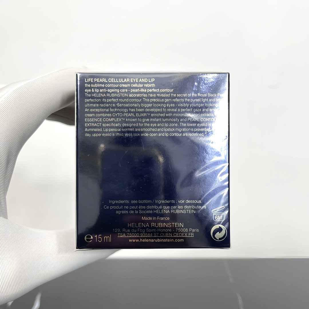 普/35💰
赫莲娜黑珍珠眼霜15ml！主打成分是黑珍珠，主打功效是抗老。使用感挺喜欢的，即使挖一大坨也不会油腻腻亮堂堂，推开还比较润滑，吸收也挺快，对眼下的干纹有抚平的作用，不会刺激眼睛和糊眼睛。混油皮会喜欢，如果是干皮有可能会觉得油润度还不够。