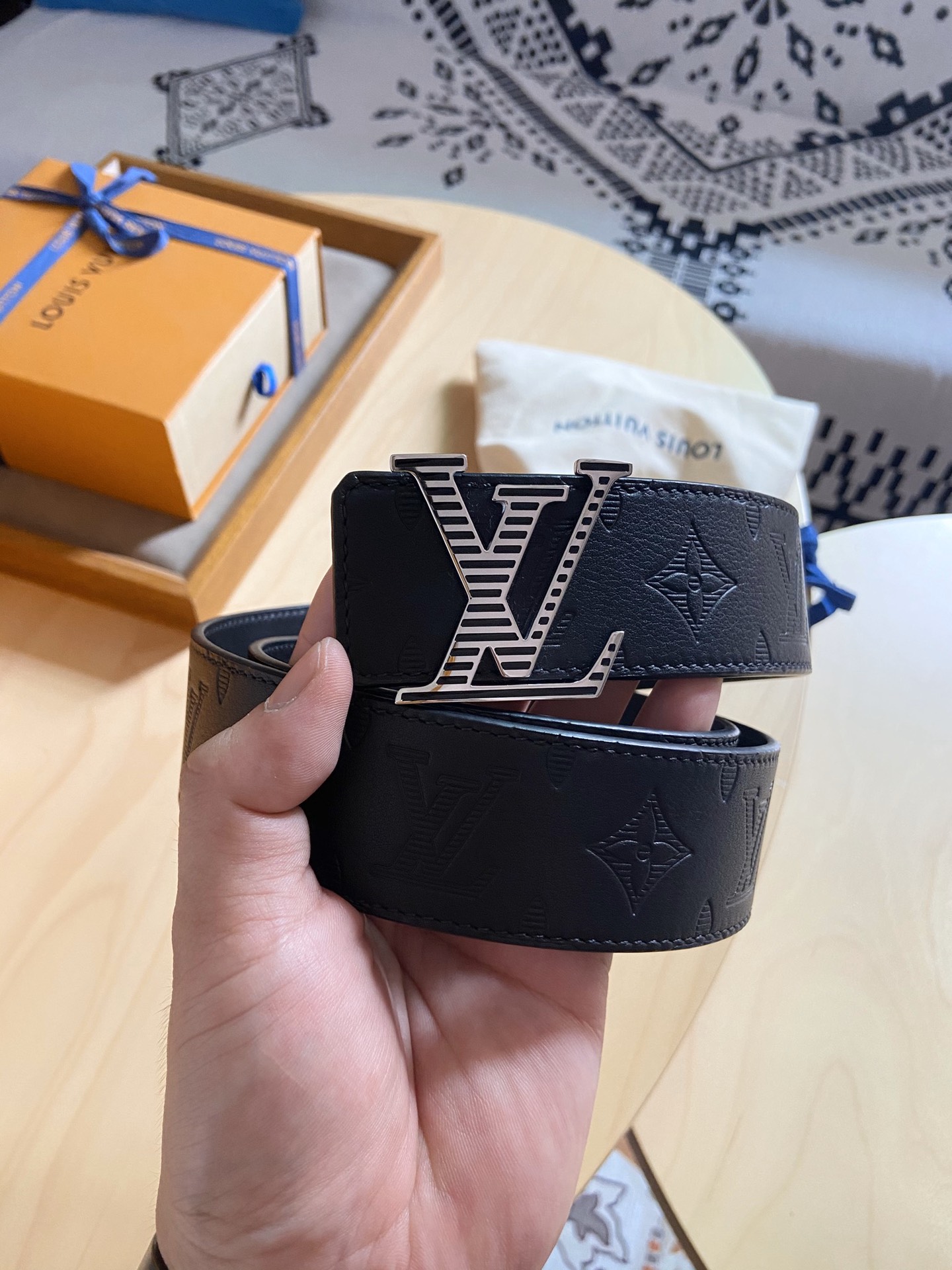 Louis Vuitton LV 双面腰带 压花牛皮呈现在腰带之中 衬托柔软 小牛皮 搭配 的铜扣 让整体显得更加立体有层次感