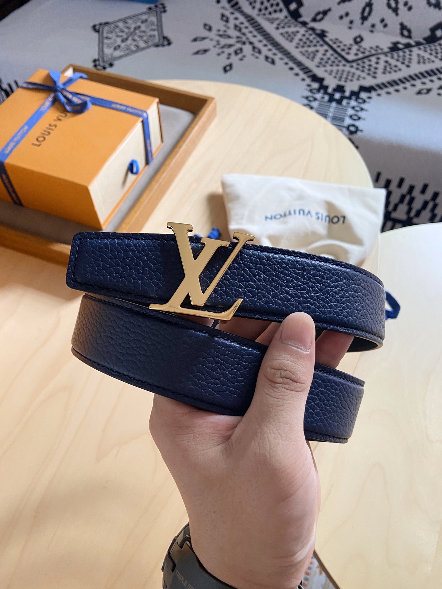 Louis Vuitton LV新款 双面腰带 荔枝纹牛皮呈现在腰带之中 衬托柔软 小牛皮 搭配 的铜扣 让整体显得更加立体感