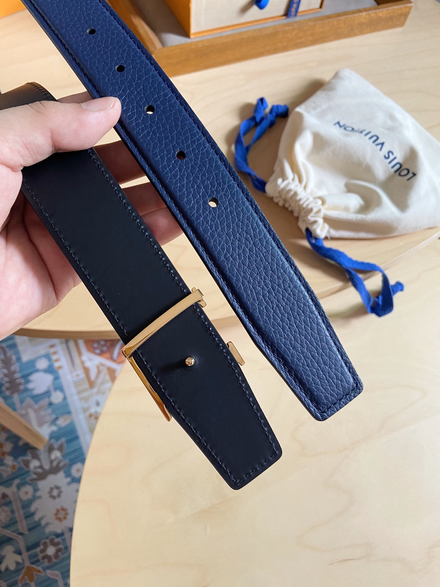 Louis Vuitton LV新款 双面腰带 荔枝纹牛皮呈现在腰带之中 衬托柔软 小牛皮 搭配 的铜扣 让整体显得更加立体感