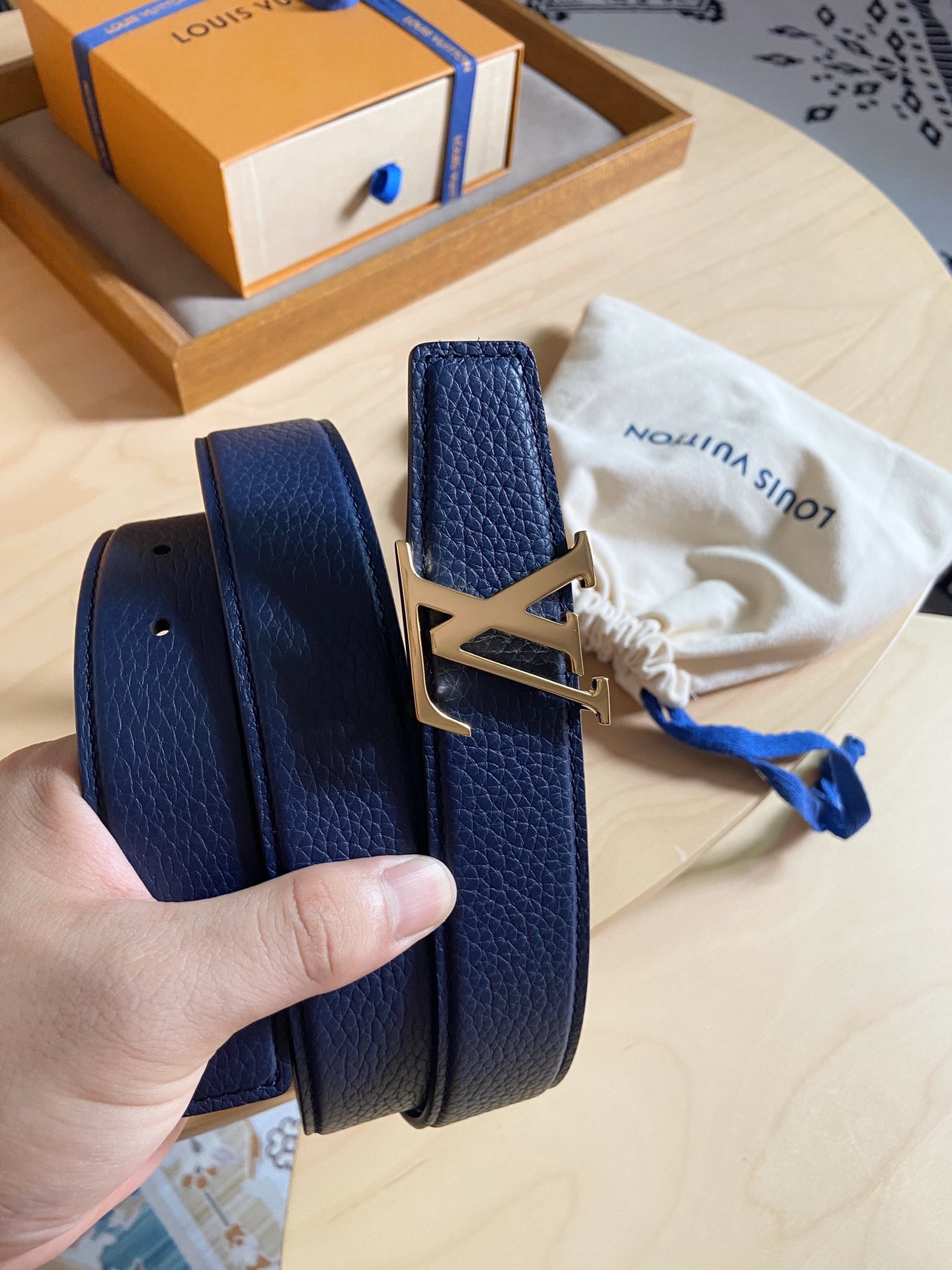 Louis Vuitton LV新款 双面腰带 荔枝纹牛皮呈现在腰带之中 衬托柔软 小牛皮 搭配 的铜扣 让整体显得更加立体感