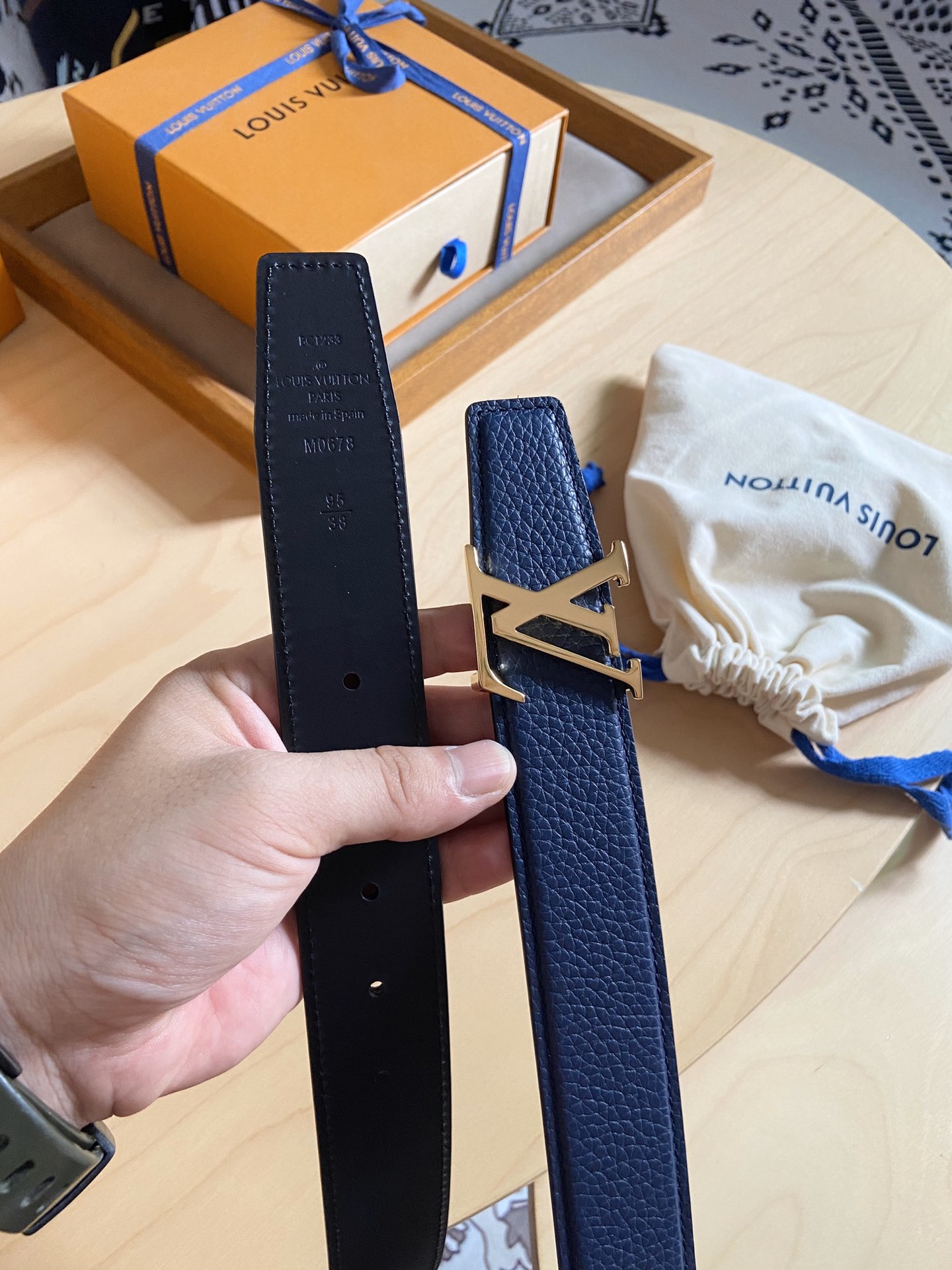 Louis Vuitton LV新款 双面腰带 荔枝纹牛皮呈现在腰带之中 衬托柔软 小牛皮 搭配 的铜扣 让整体显得更加立体感