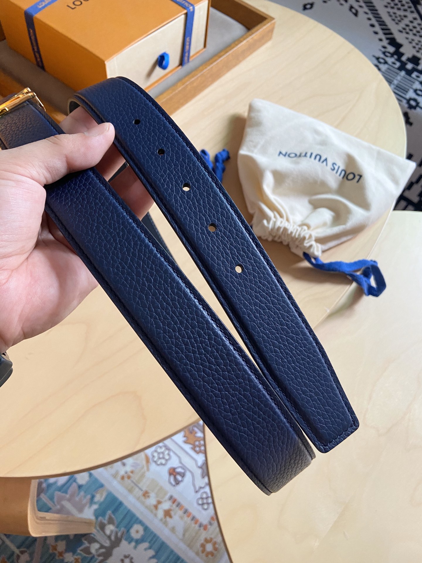 Louis Vuitton LV新款 双面腰带 荔枝纹牛皮呈现在腰带之中 衬托柔软 小牛皮 搭配 的铜扣 让整体显得更加立体感