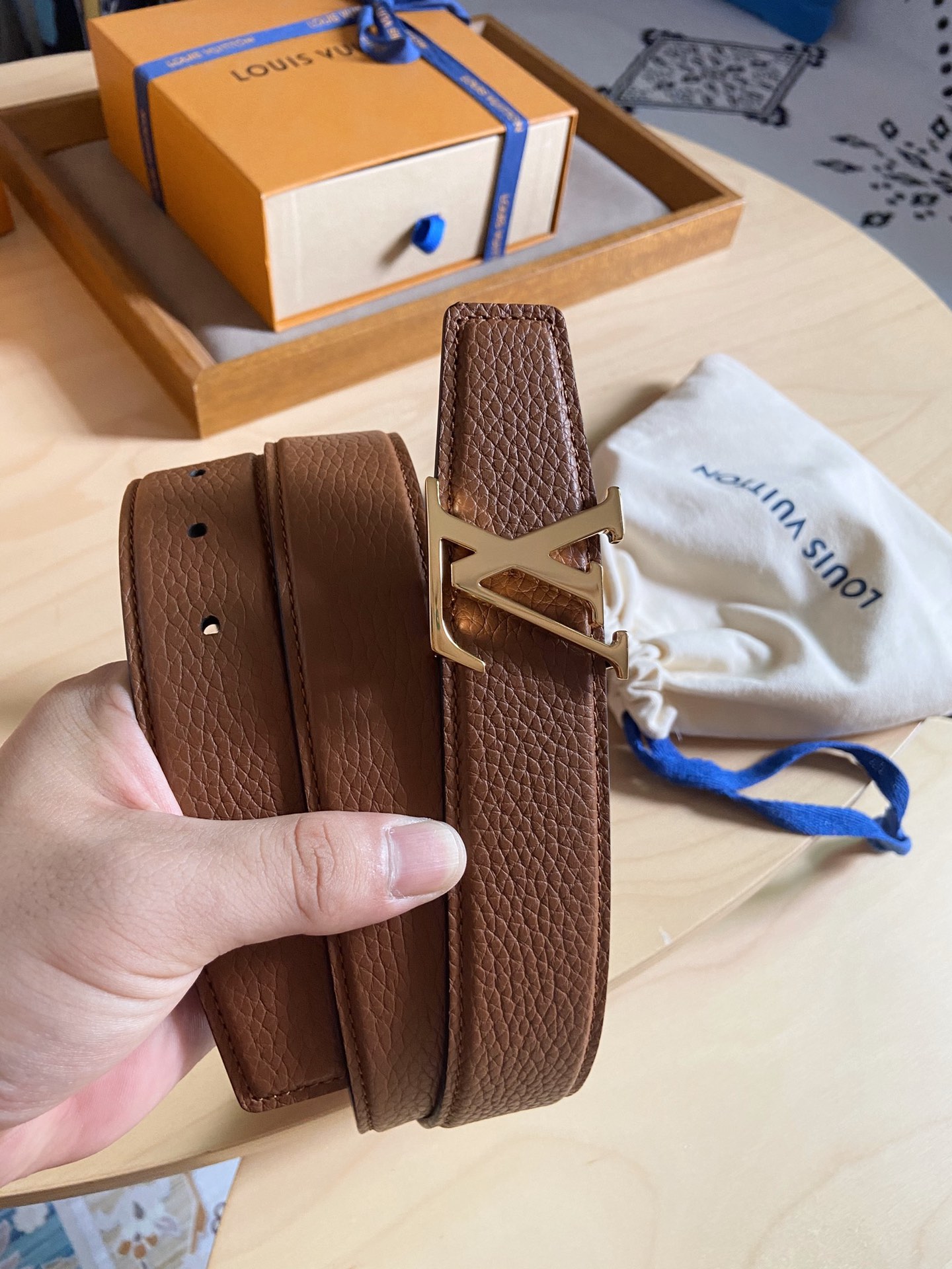 Louis Vuitton LV新款 双面腰带 荔枝纹牛皮呈现在腰带之中 衬托柔软 小牛皮 搭配 的铜扣 让整体显得更加立体感