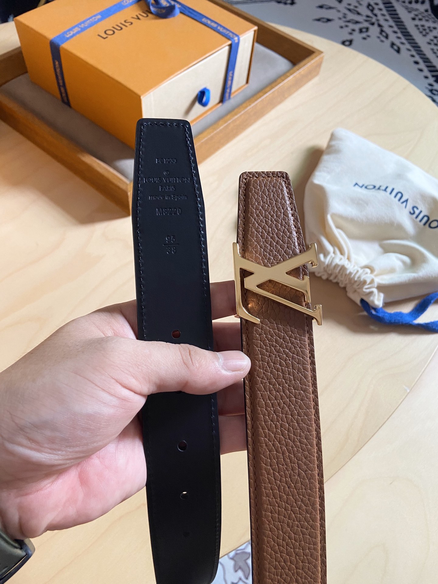 Louis Vuitton LV新款 双面腰带 荔枝纹牛皮呈现在腰带之中 衬托柔软 小牛皮 搭配 的铜扣 让整体显得更加立体感