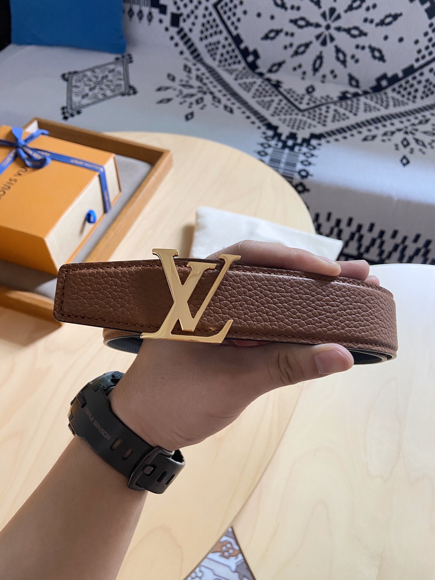 Louis Vuitton LV新款 双面腰带 荔枝纹牛皮呈现在腰带之中 衬托柔软 小牛皮 搭配 的铜扣 让整体显得更加立体感