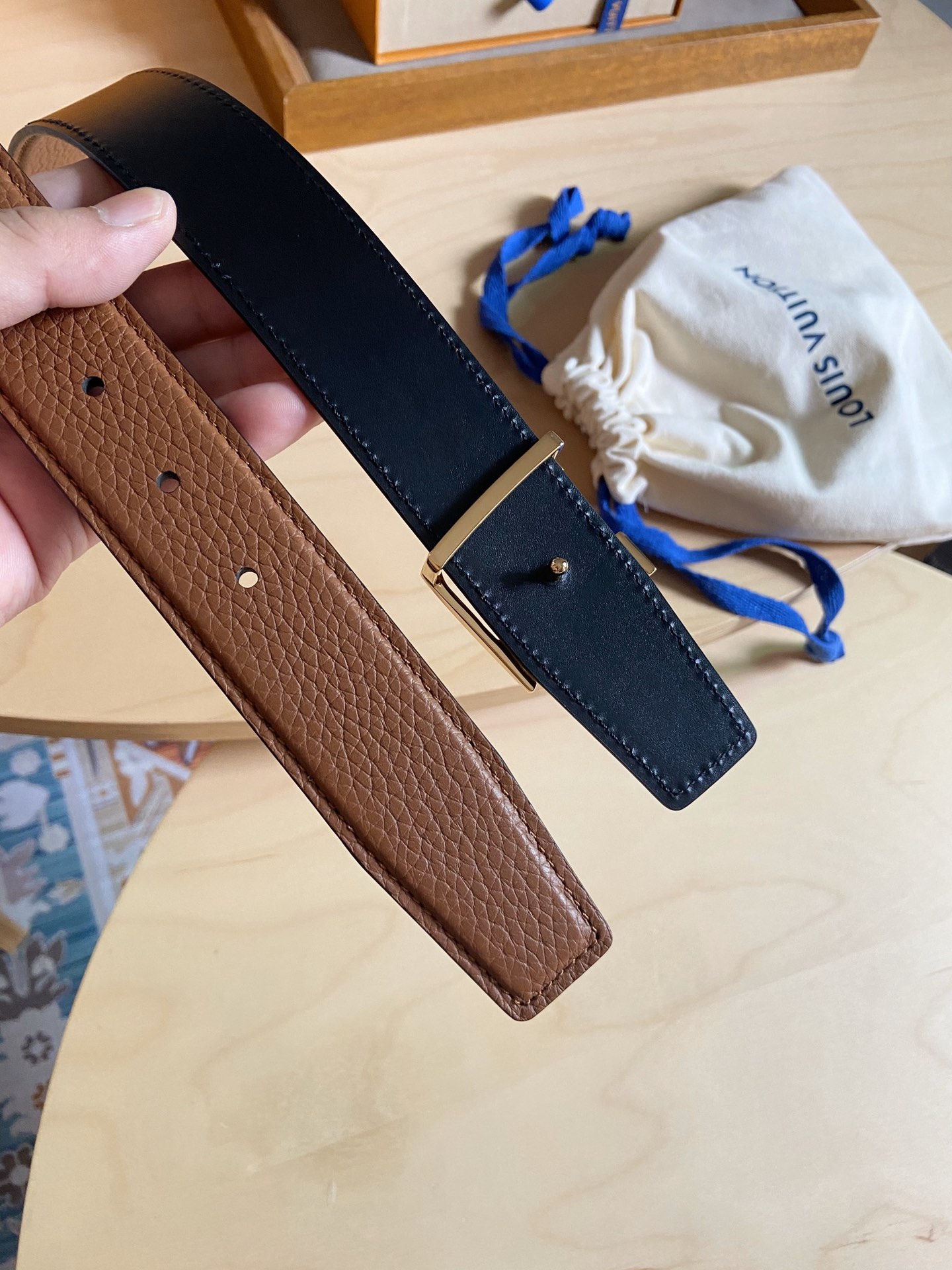Louis Vuitton LV新款 双面腰带 荔枝纹牛皮呈现在腰带之中 衬托柔软 小牛皮 搭配 的铜扣 让整体显得更加立体感