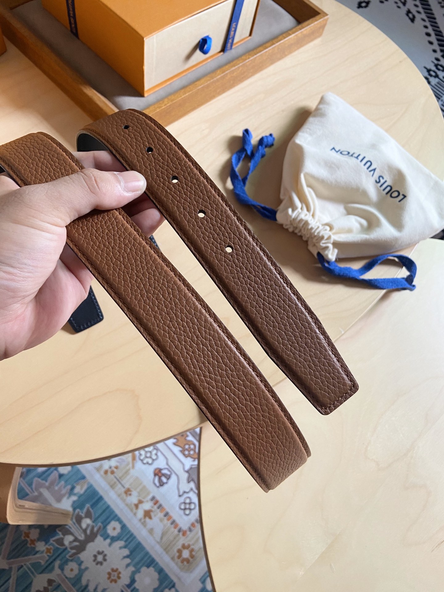 Louis Vuitton LV新款 双面腰带 荔枝纹牛皮呈现在腰带之中 衬托柔软 小牛皮 搭配 的铜扣 让整体显得更加立体感