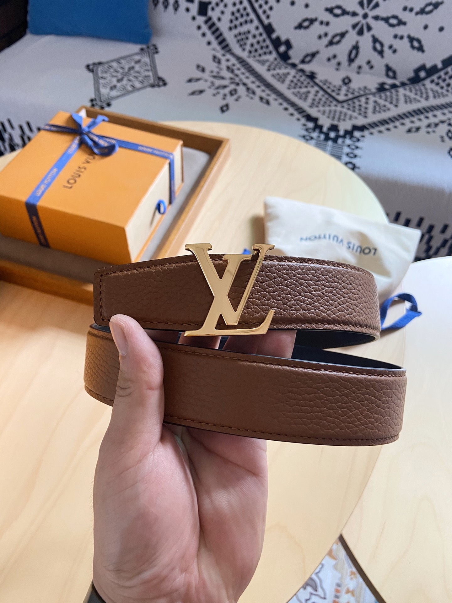 Louis Vuitton LV新款 双面腰带 荔枝纹牛皮呈现在腰带之中 衬托柔软 小牛皮 搭配 的铜扣 让整体显得更加立体感